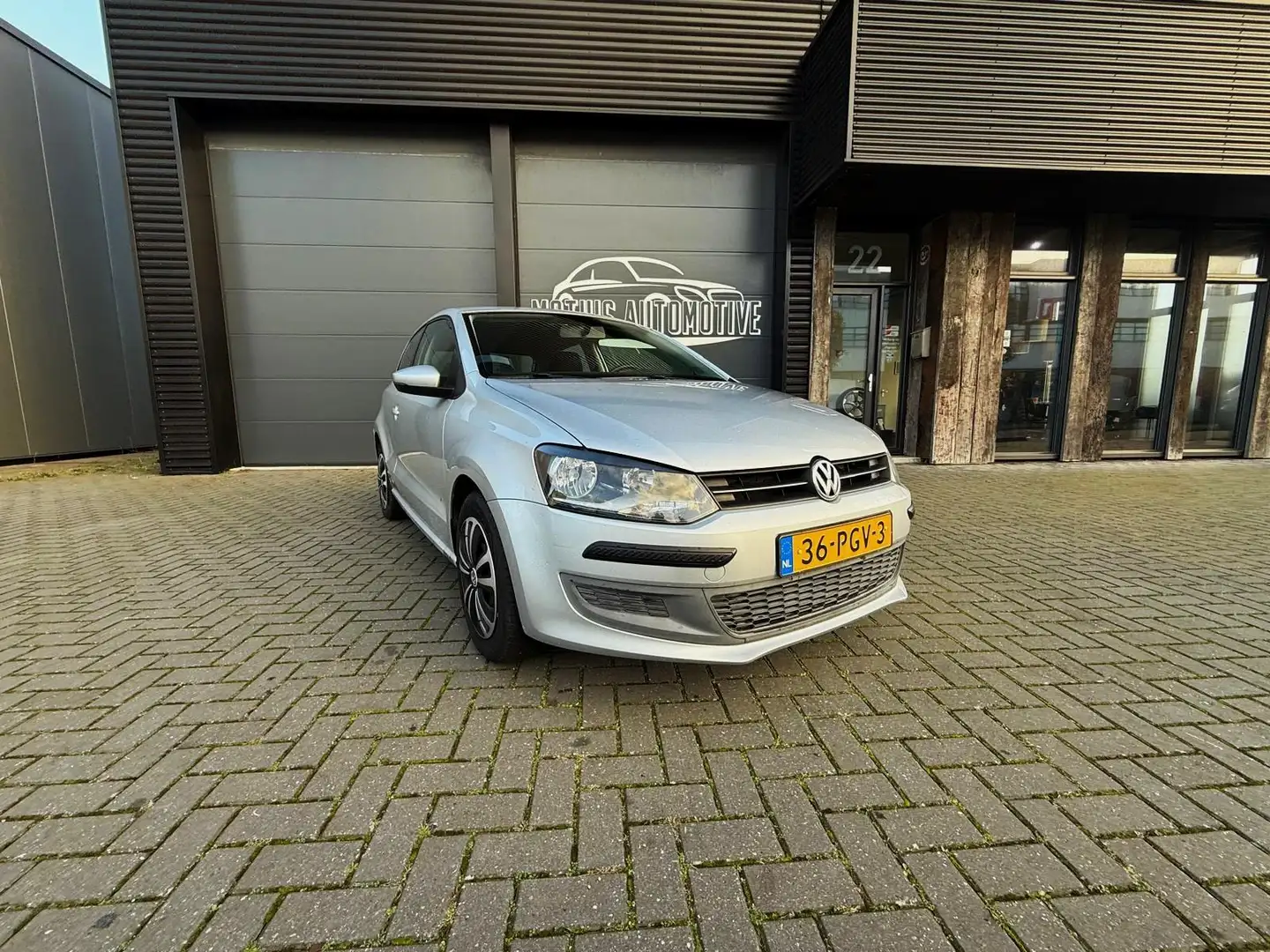 Volkswagen Polo 1.4-16V Comfortline automaat Grijs - 2