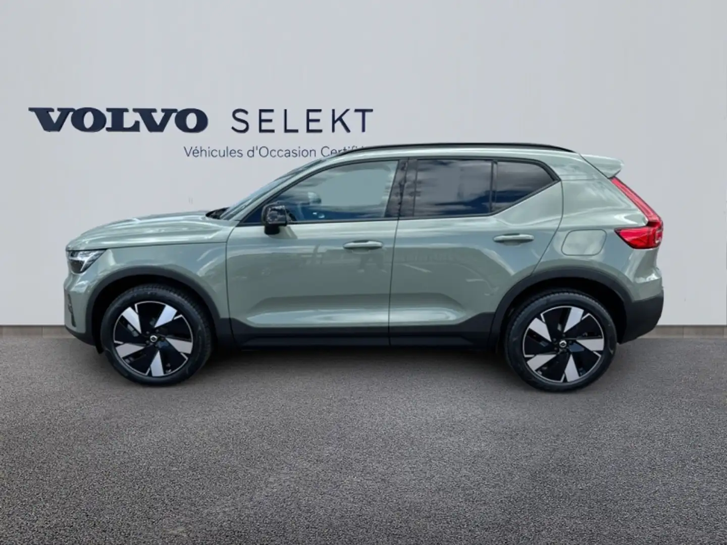 Volvo EX40 Single Extended Range 252ch Plus Зелёный - 2