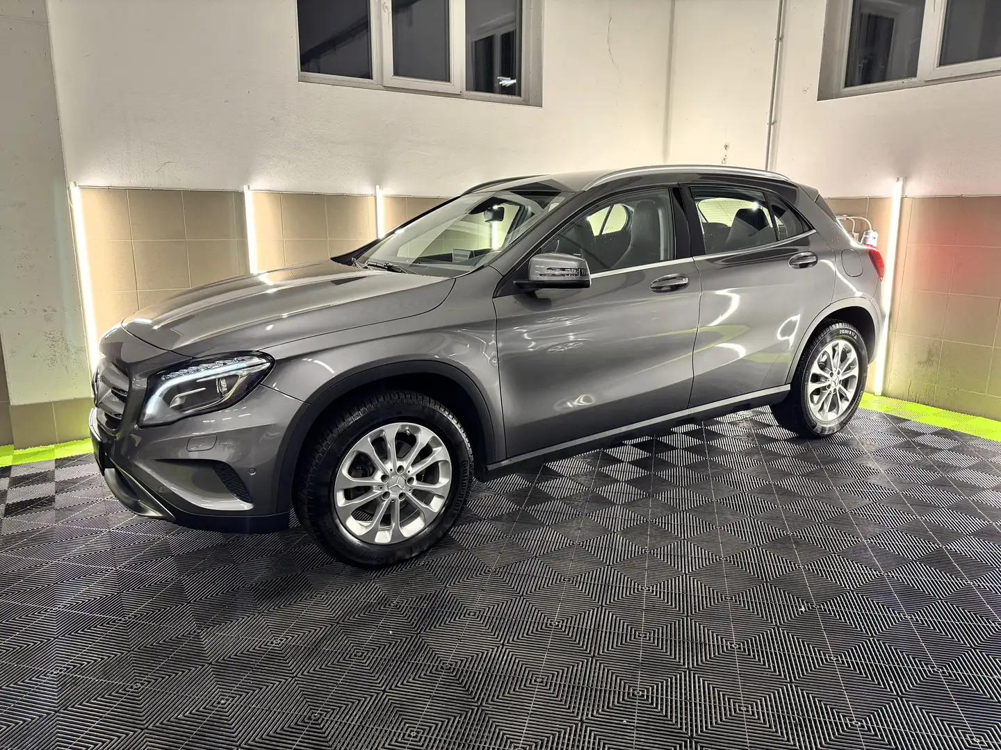 Mercedes-Benz GLA 200 GLA 200d Urban Aut. Bi-Xenon/Kamera/Navigation/SHZ Grau - 2