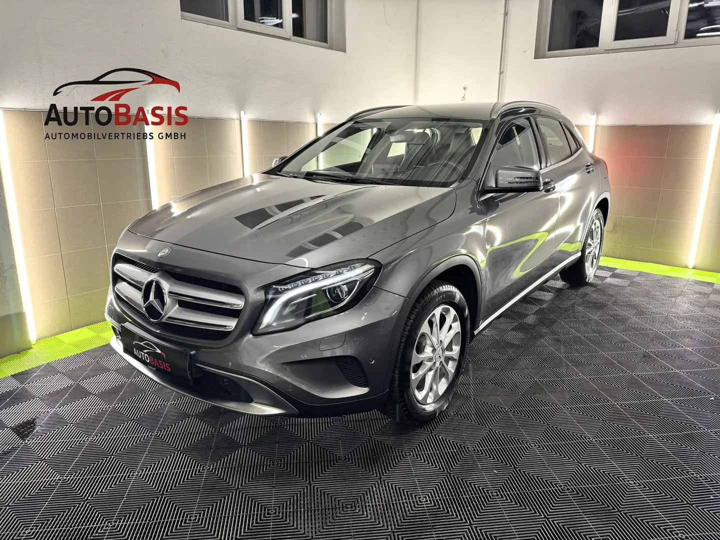 Mercedes-Benz GLA 200 GLA 200d Urban Aut. Bi-Xenon/Kamera/Navigation/SHZ Grau - 1