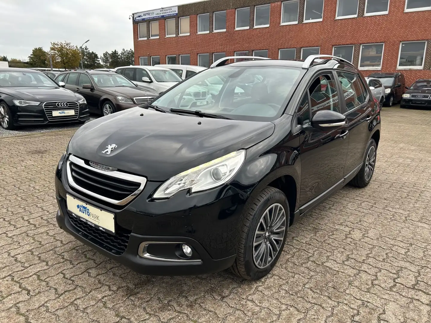 Peugeot 2008 Active Schwarz - 1