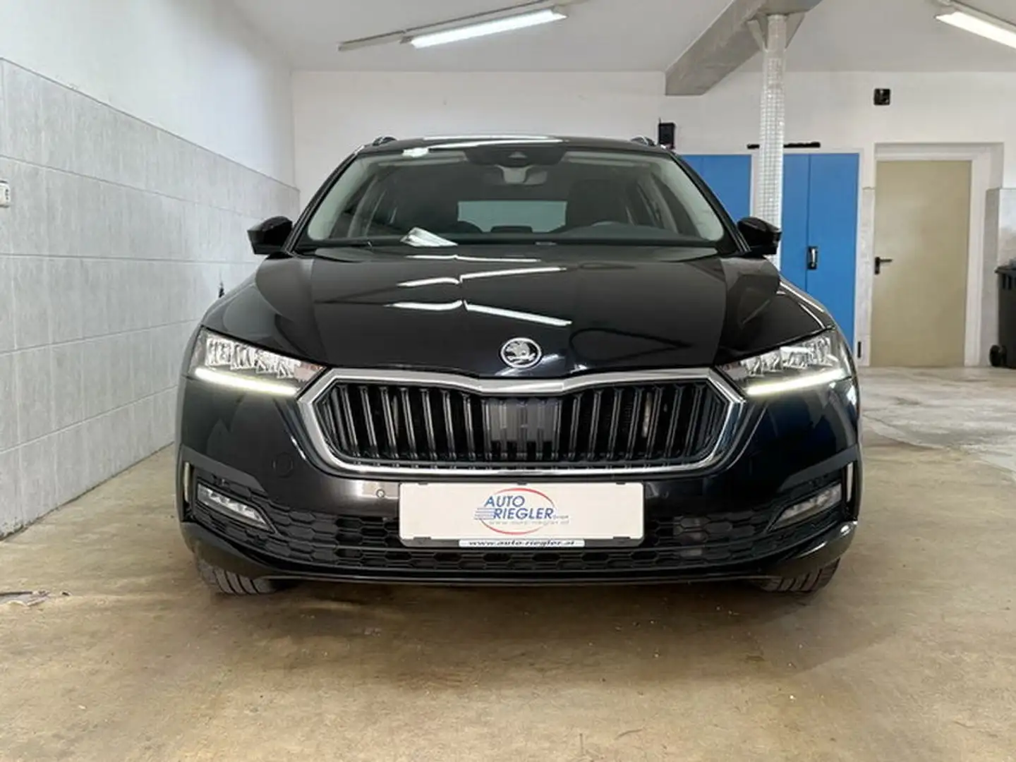 Skoda Octavia Ambition ''LED-Navi-Virtual-Sitzh.-Alu'' Schwarz - 2