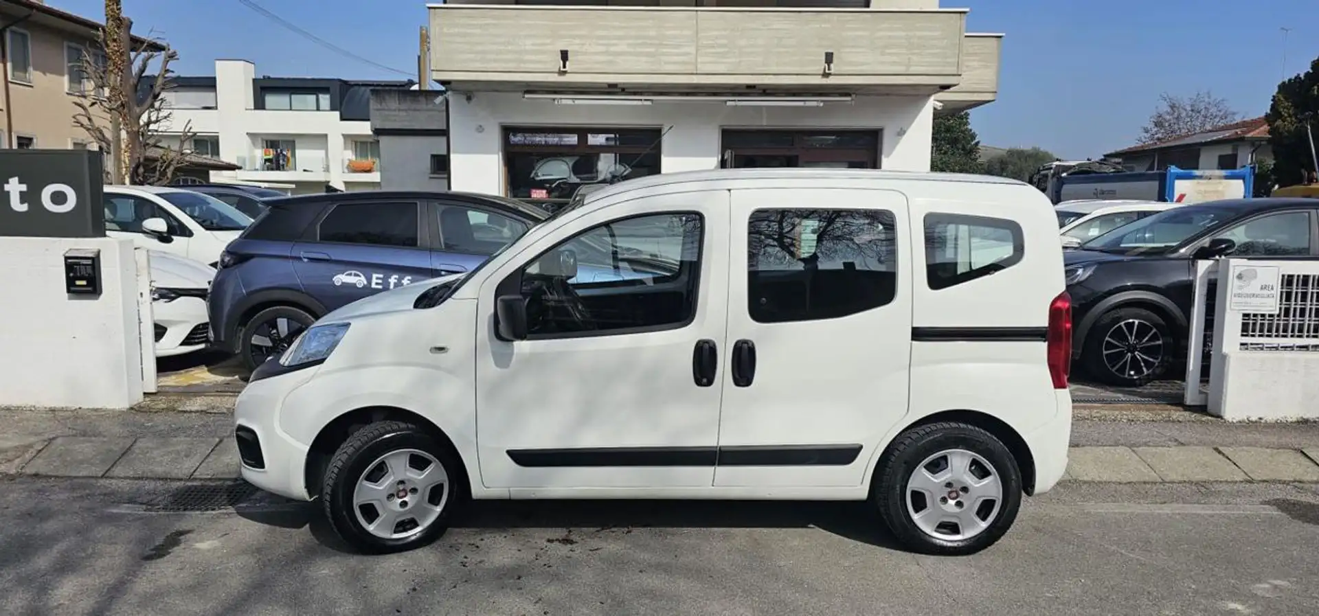 Fiat Qubo 1.4 8V 77 CV Easy Natural Power Weiß - 2
