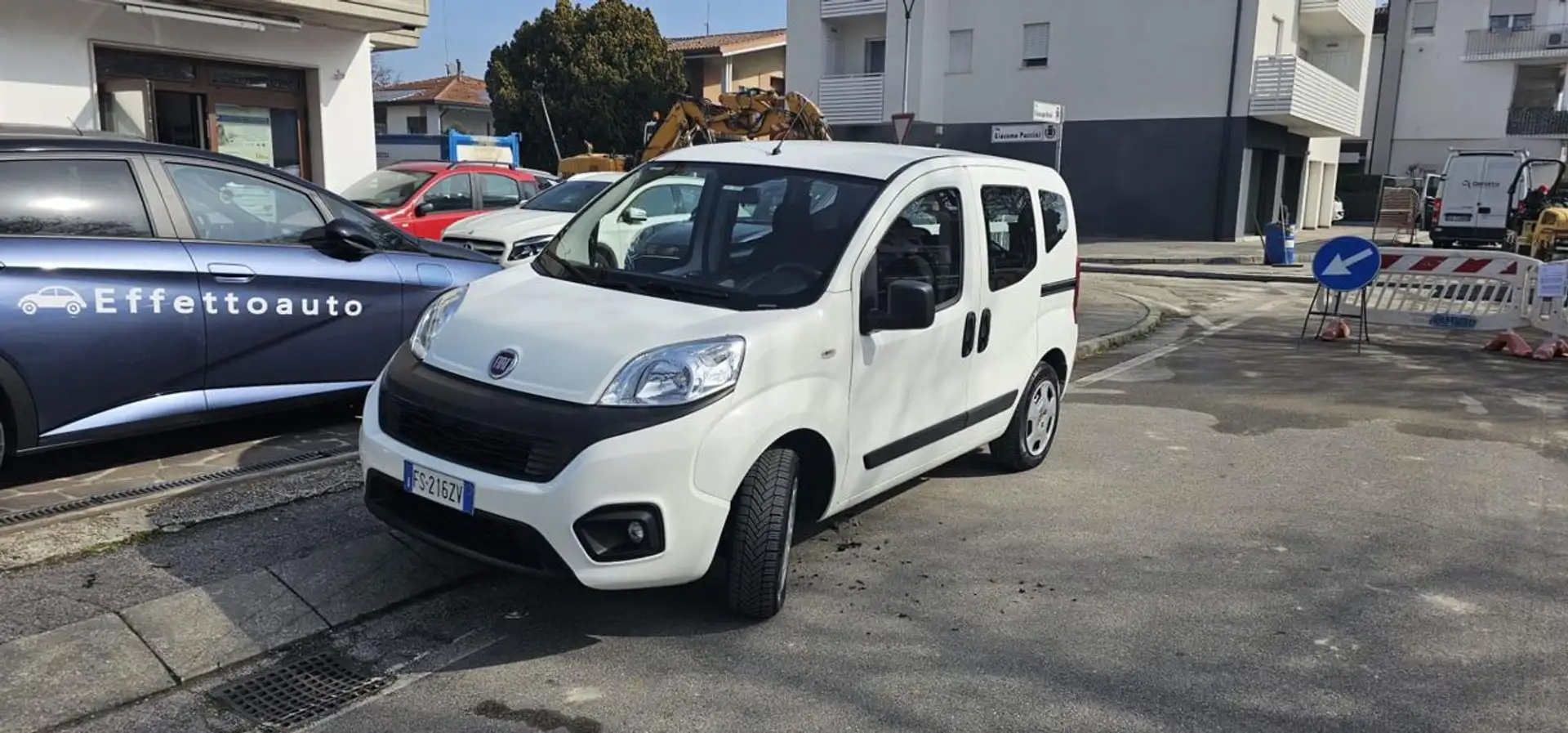 Fiat Qubo 1.4 8V 77 CV Easy Natural Power Weiß - 1