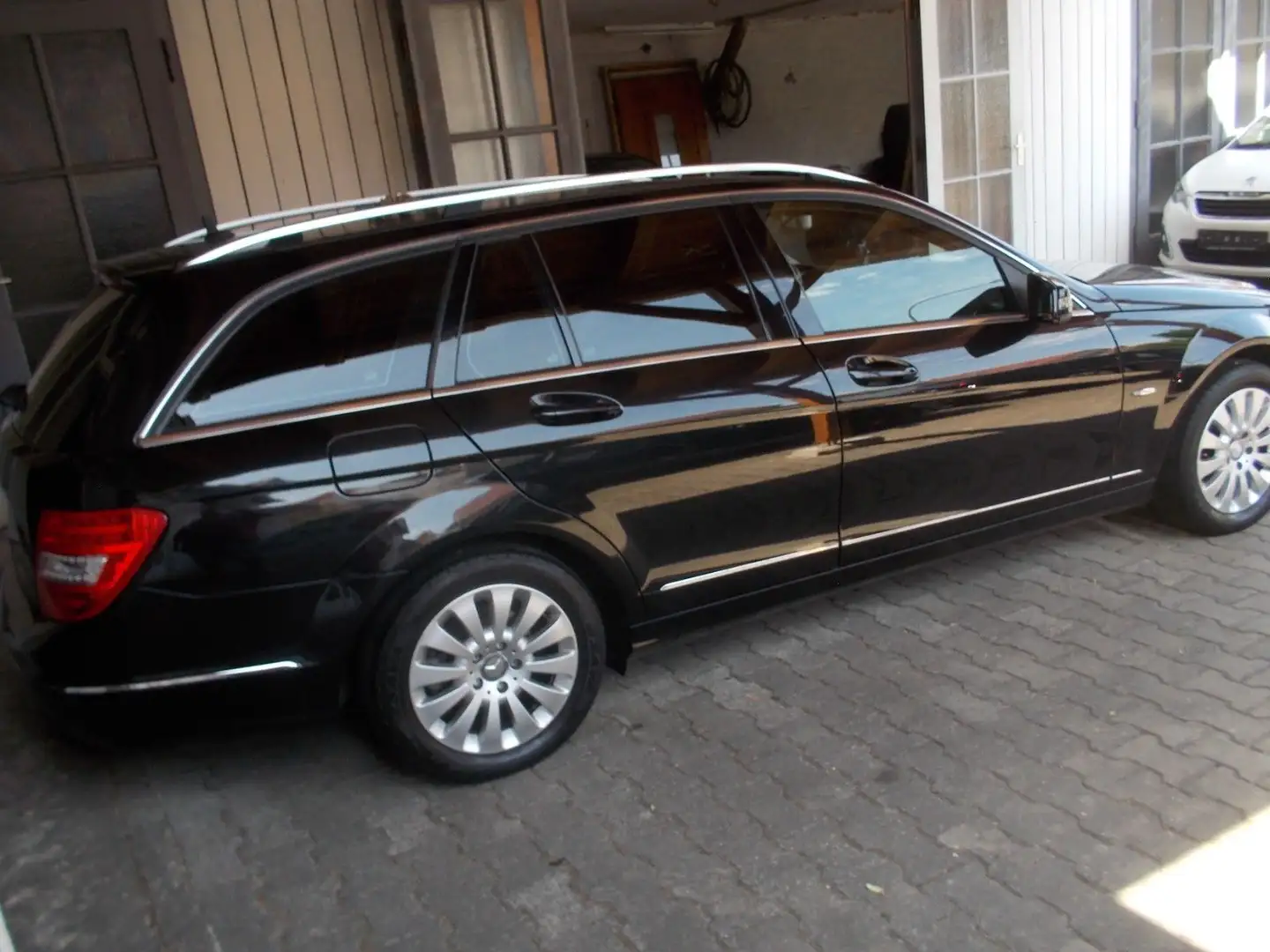 Mercedes-Benz C 180 T CGI BlueEfficiency crna - 1