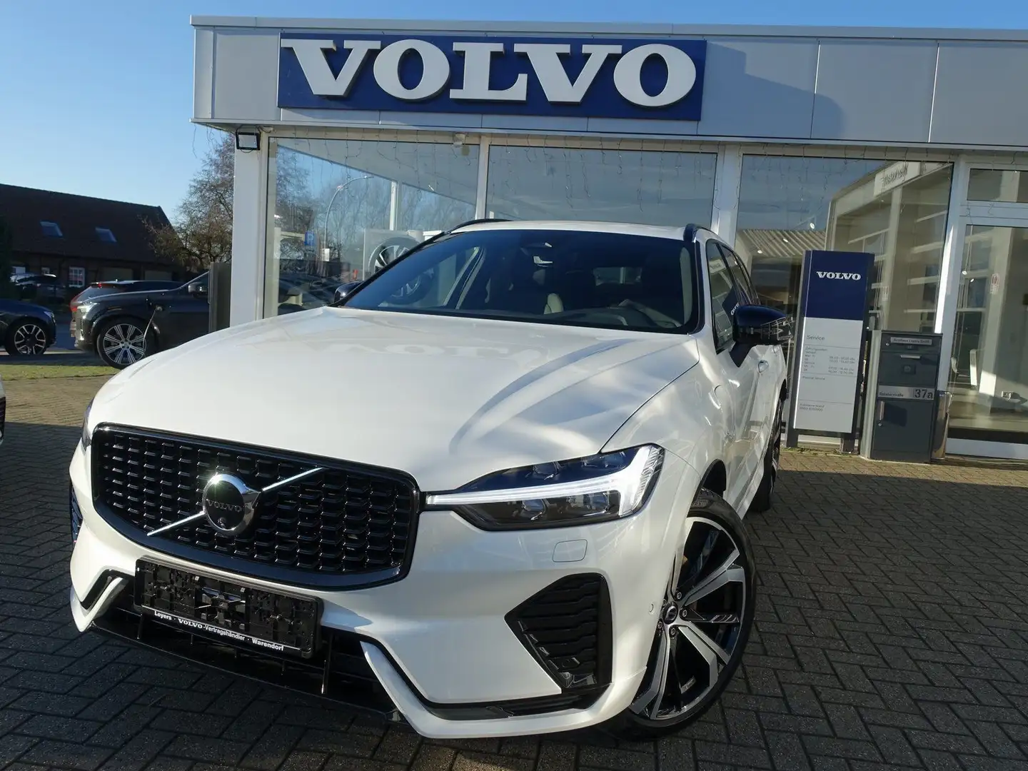 Volvo XC60 Plus, T8 AWD Plug-in Hybrid/Pano/FourC/BLS Weiß - 1