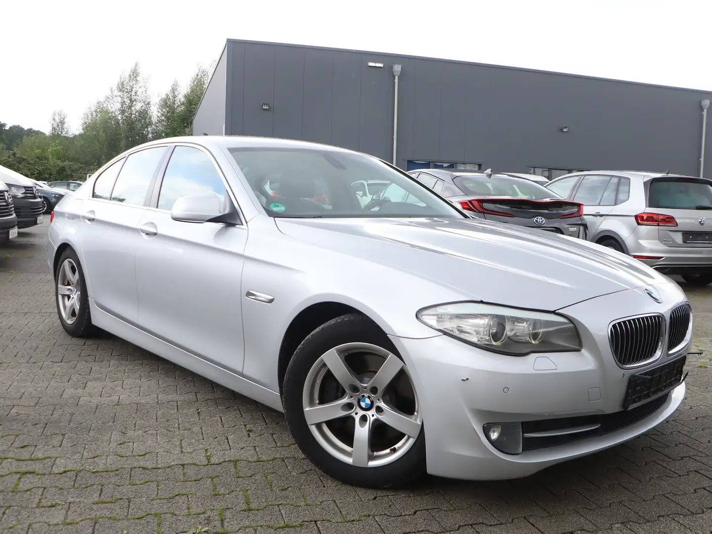 BMW 525 525d LIMOUSINE F10 / XENON / LEDER / NAVI-PRO Zilver - 2