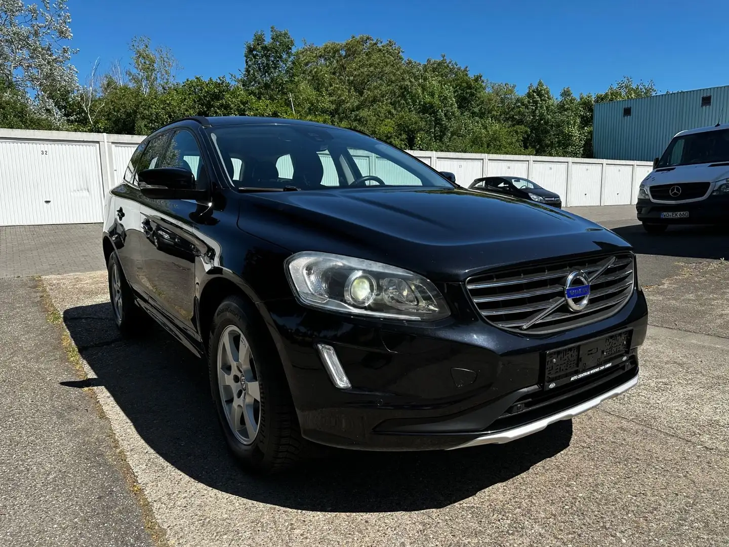 Volvo XC60 D4 *1.Hand*Navi*R.Kamera*Euro6*Scheckheft* Zwart - 1