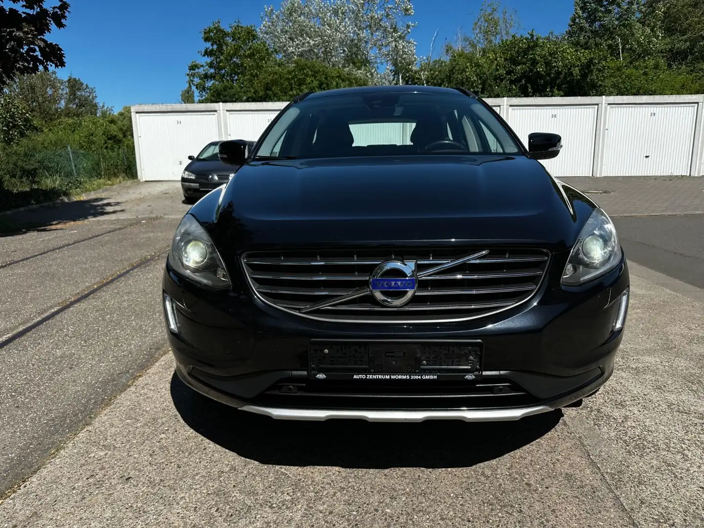 Volvo XC60 D4 *1.Hand*Navi*R.Kamera*Euro6*Scheckheft* Zwart - 2