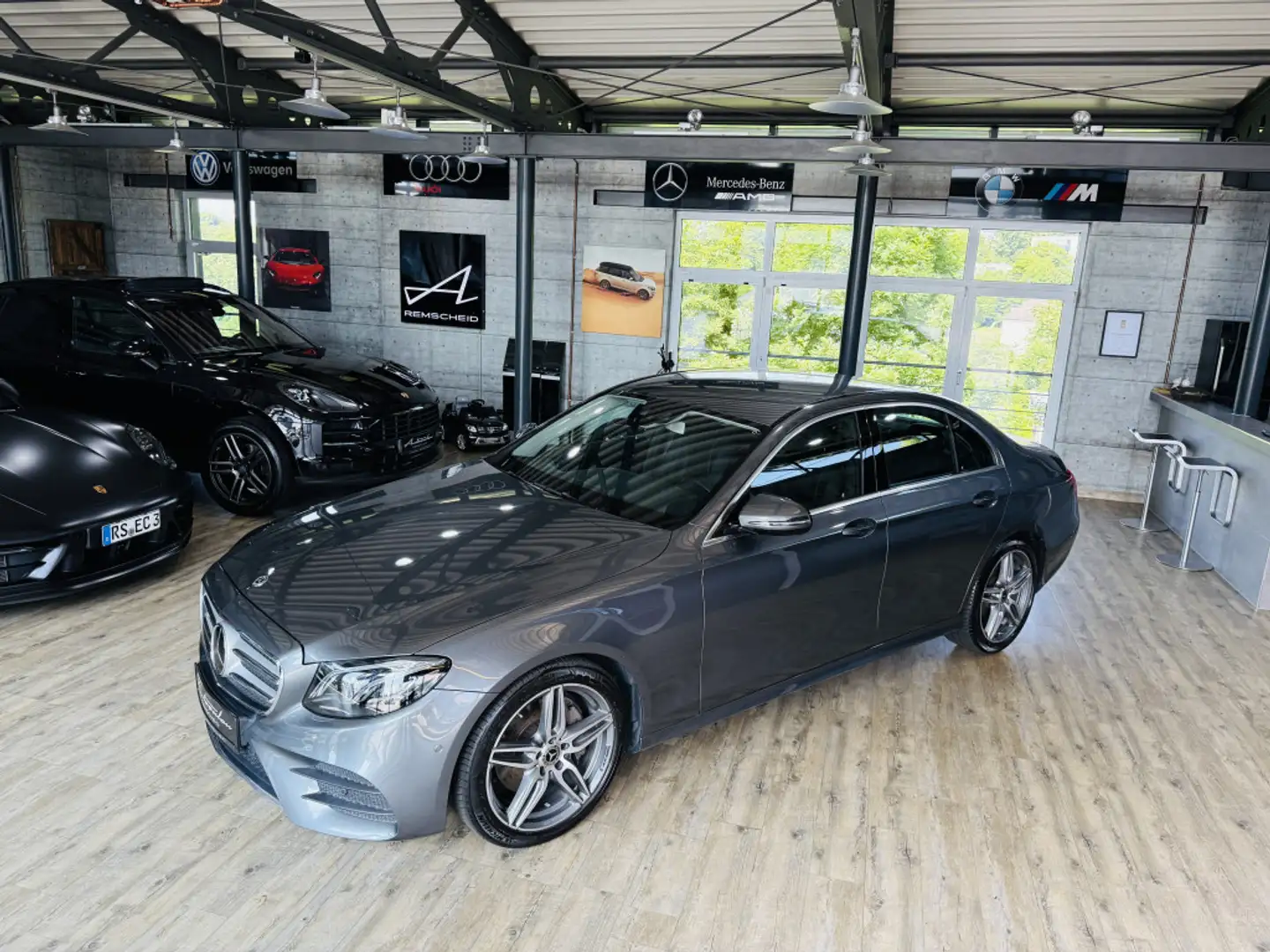 Mercedes-Benz E 220 d AMG Line*LED*AHK*AMBIENTE*DISTRONIC+* Grau - 2