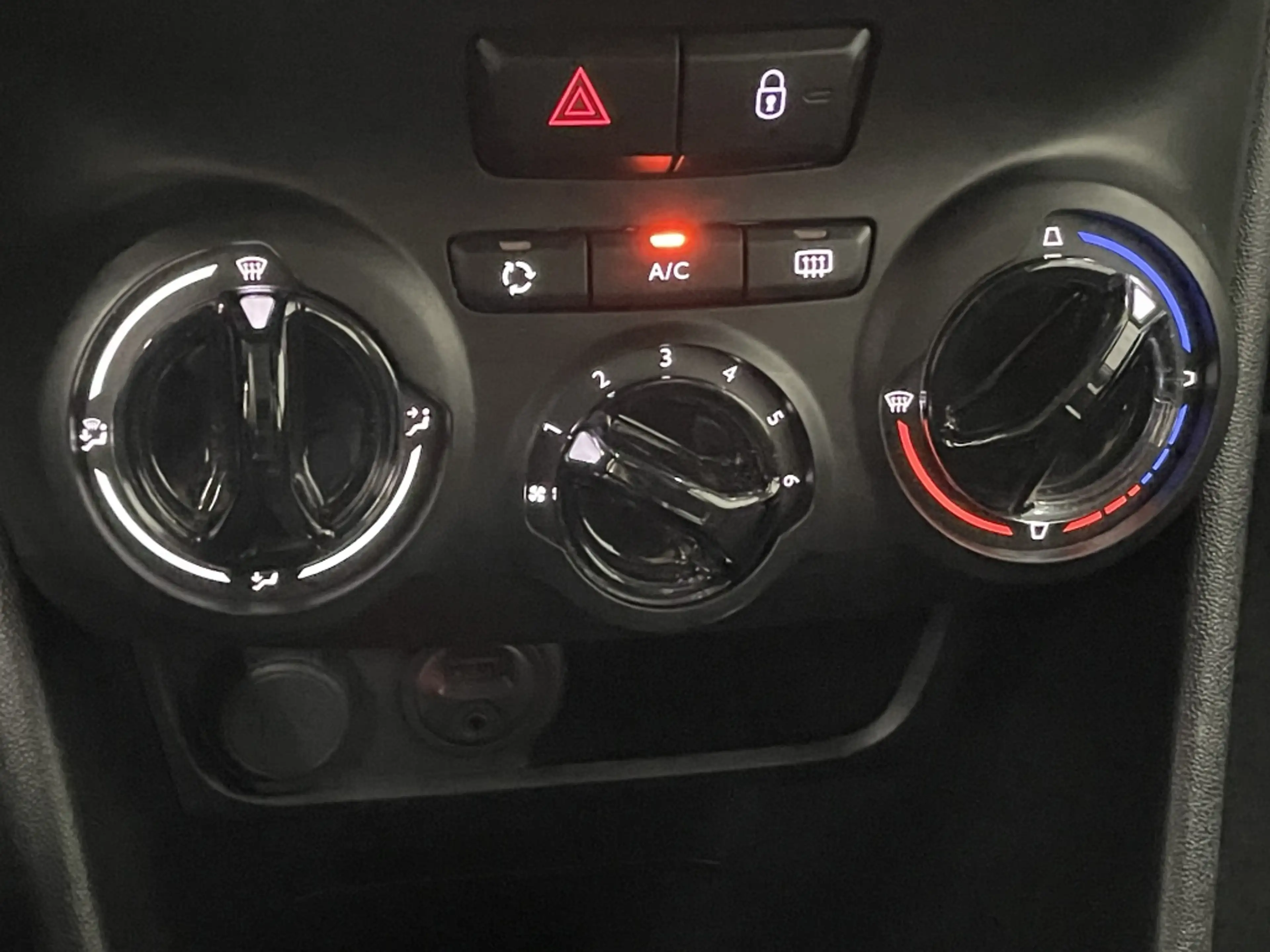 Peugeot 208 Blue Lion 82pk Airco | Cruise | 1.2 VTI 60KW/82PK — photo 34