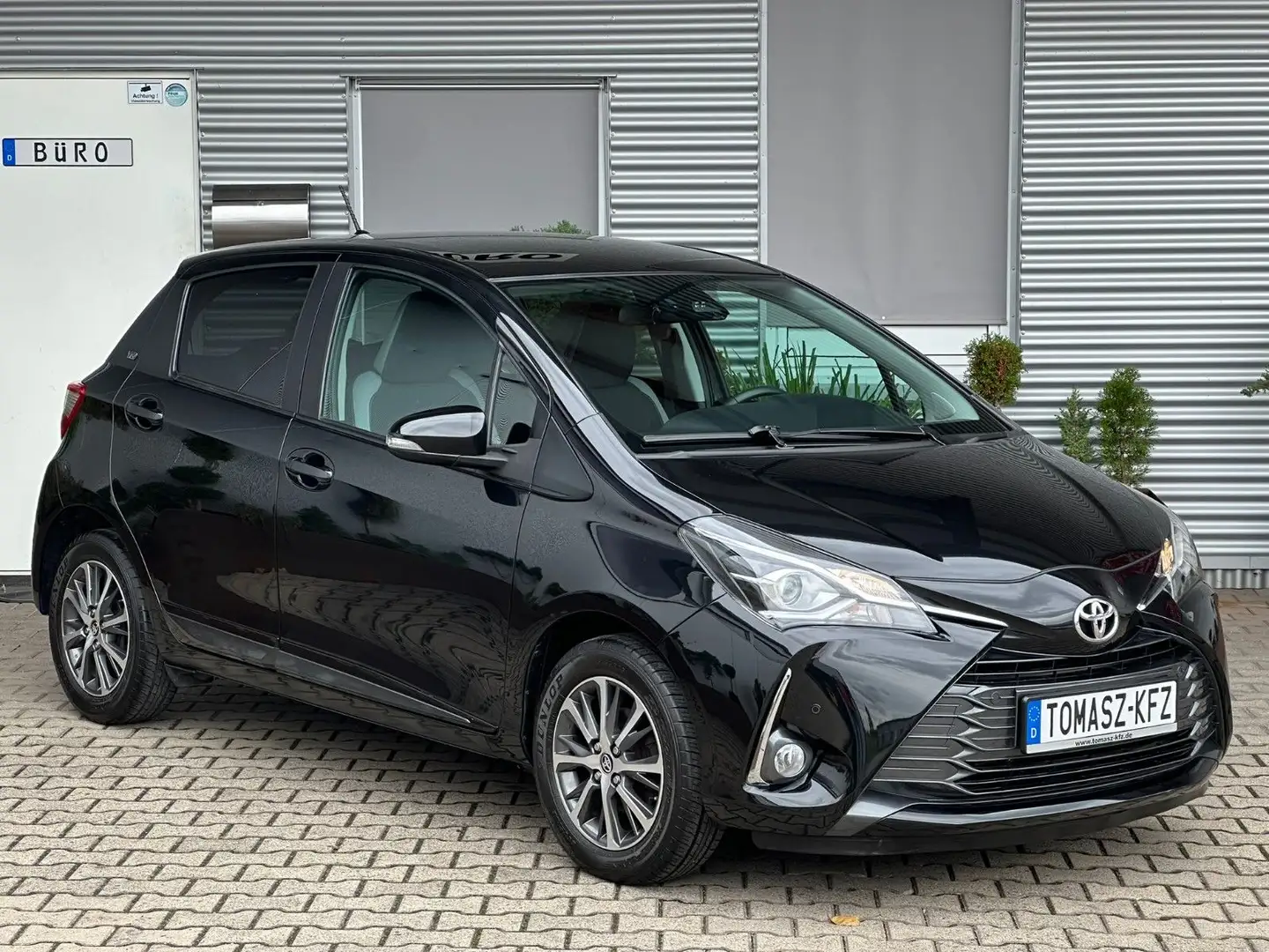 Toyota Yaris 1.5 Dual-VVT-iE Y20 Club*Kamera*SHz*AC*TÜV Schwarz - 1
