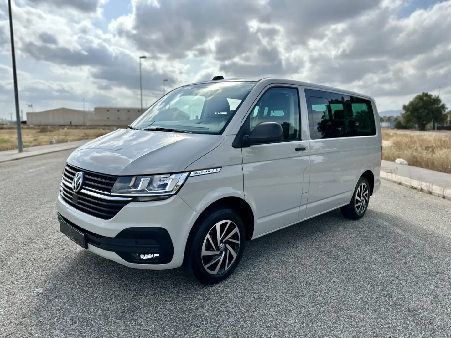 Volkswagen Multivan 2.0TDI SCR BMT Outdoor DSG7 110kW Gris - 1