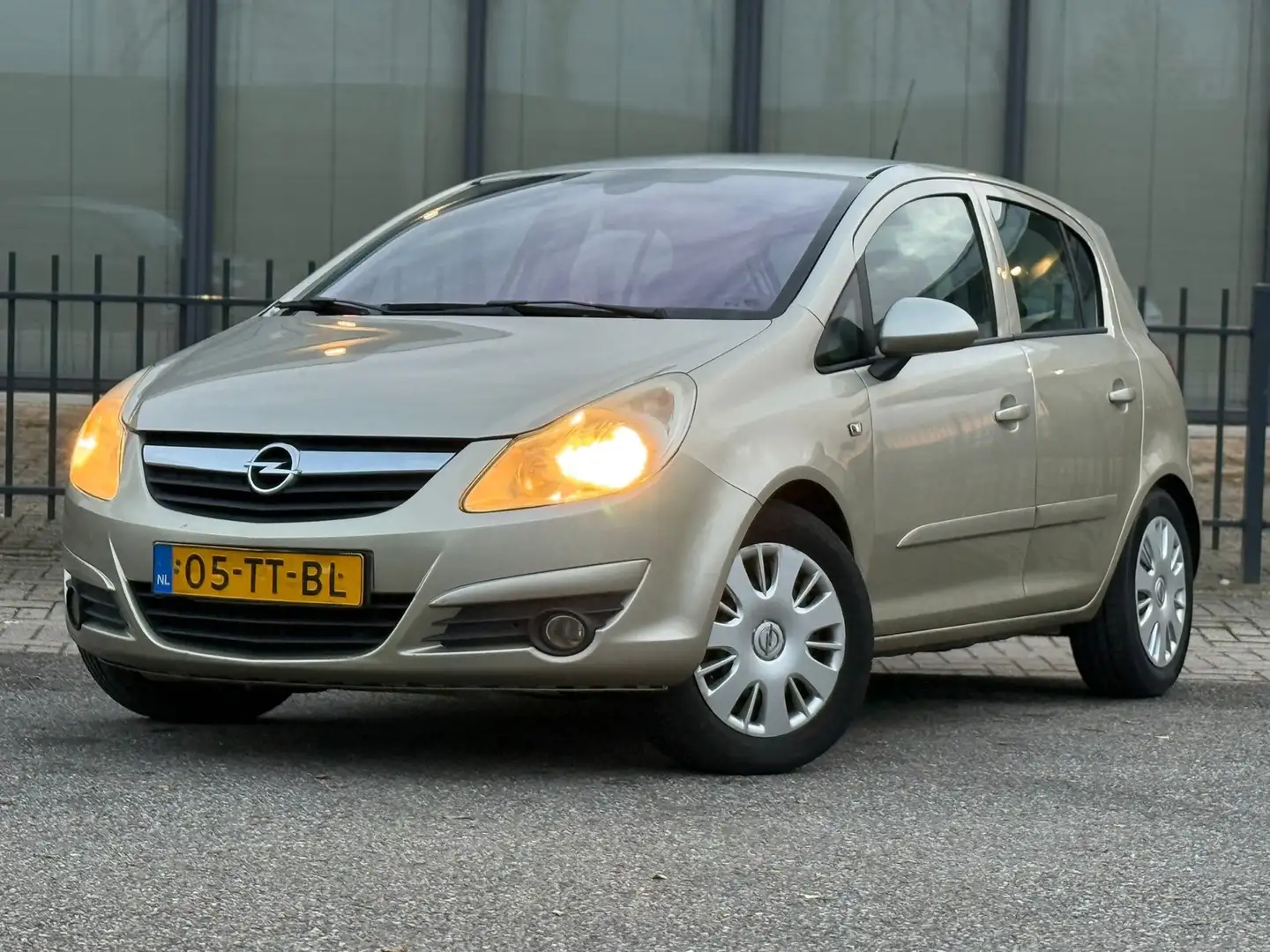 Opel Corsa 1.2 / APK / Leuke opties! / 16V Enjoy Beige - 2