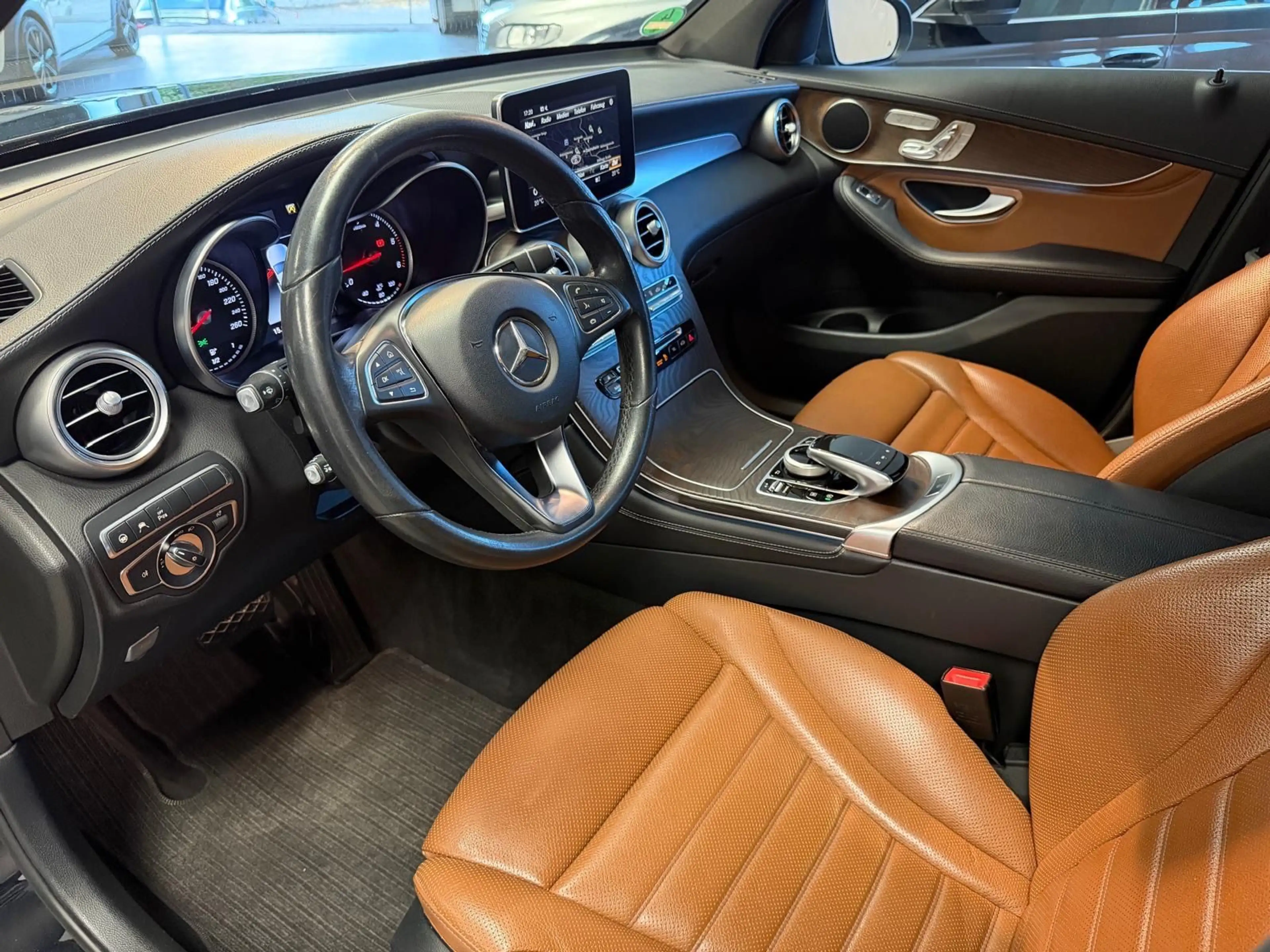 Mercedes-Benz GLC 350 D 4M*AMG-LINE*LEDER*LED*NAVI*CAM*AHK*MEM — photo 4