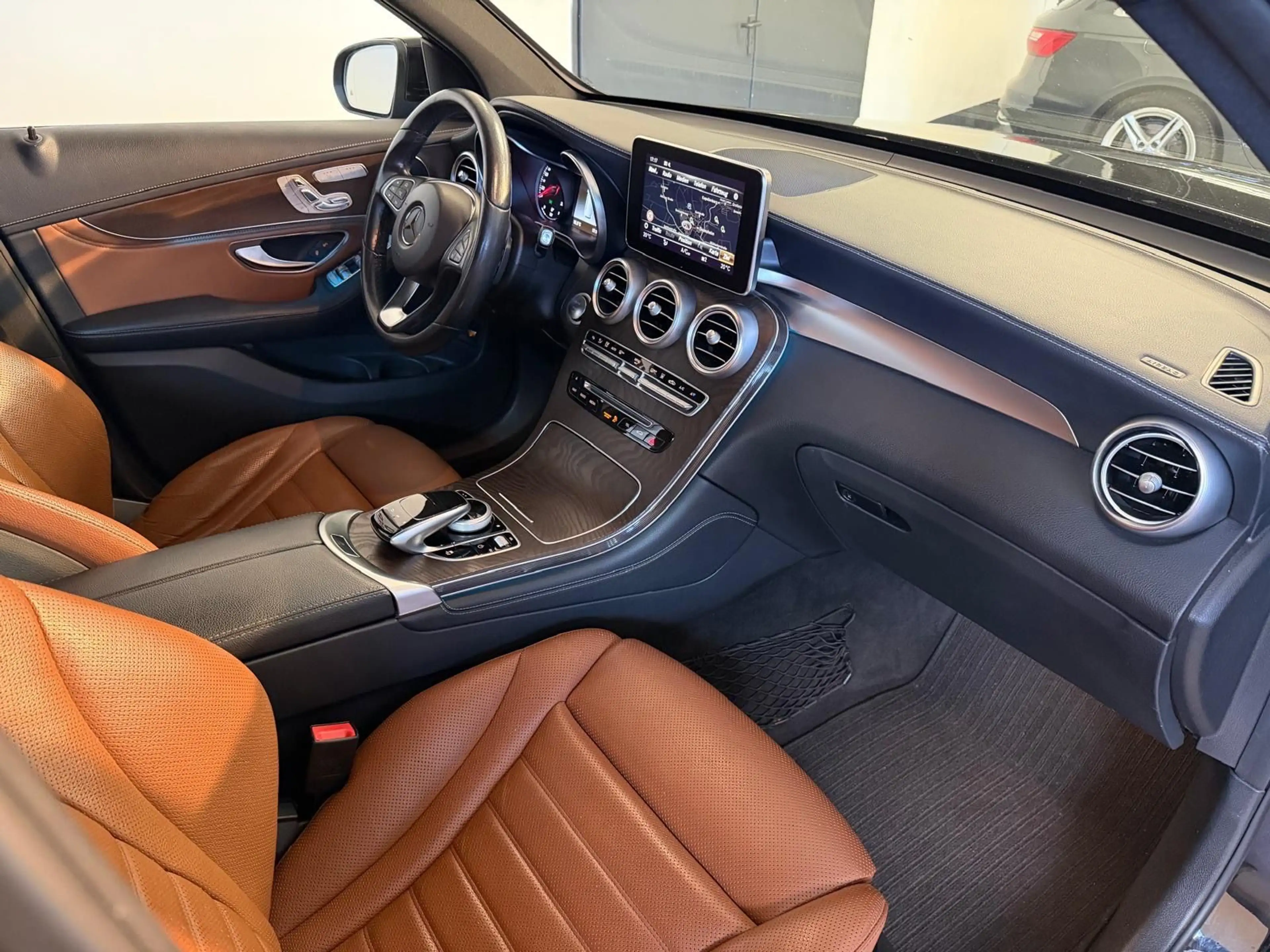 Mercedes-Benz GLC 350 D 4M*AMG-LINE*LEDER*LED*NAVI*CAM*AHK*MEM — photo 2