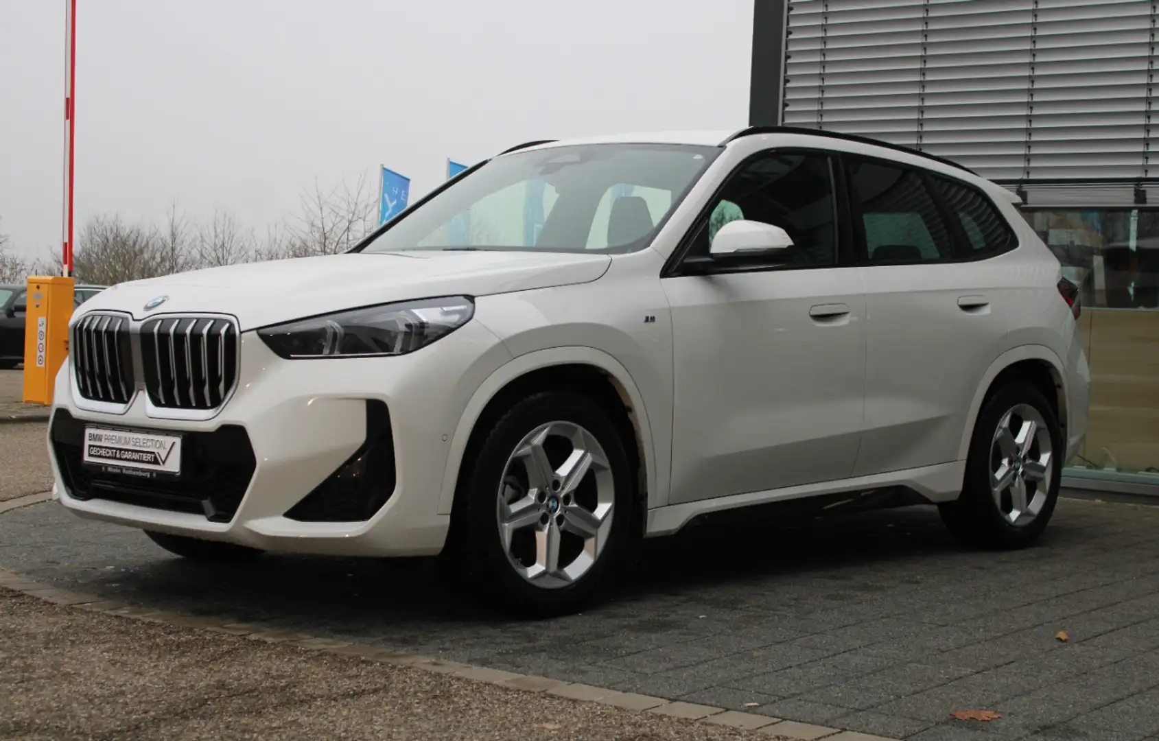 BMW X1 sDrive20i M Sport Navi LED Kamera DAP Plus Weiß - 2