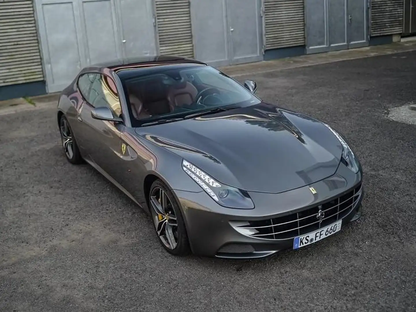 Ferrari FF V12-Saugmotor mit 660 PS Šedá - 1