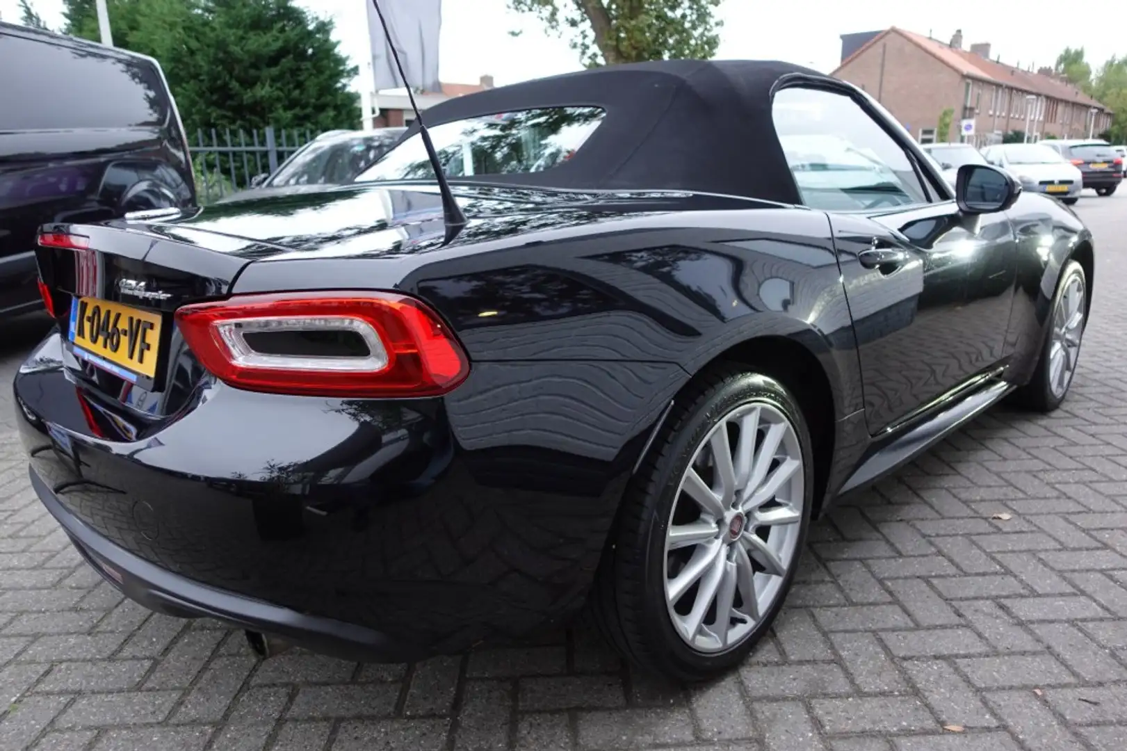Fiat 124 Spider 1.4 M-AIR Turbo  LUSSO Automaat Leder Navi Cabriol Zwart - 2