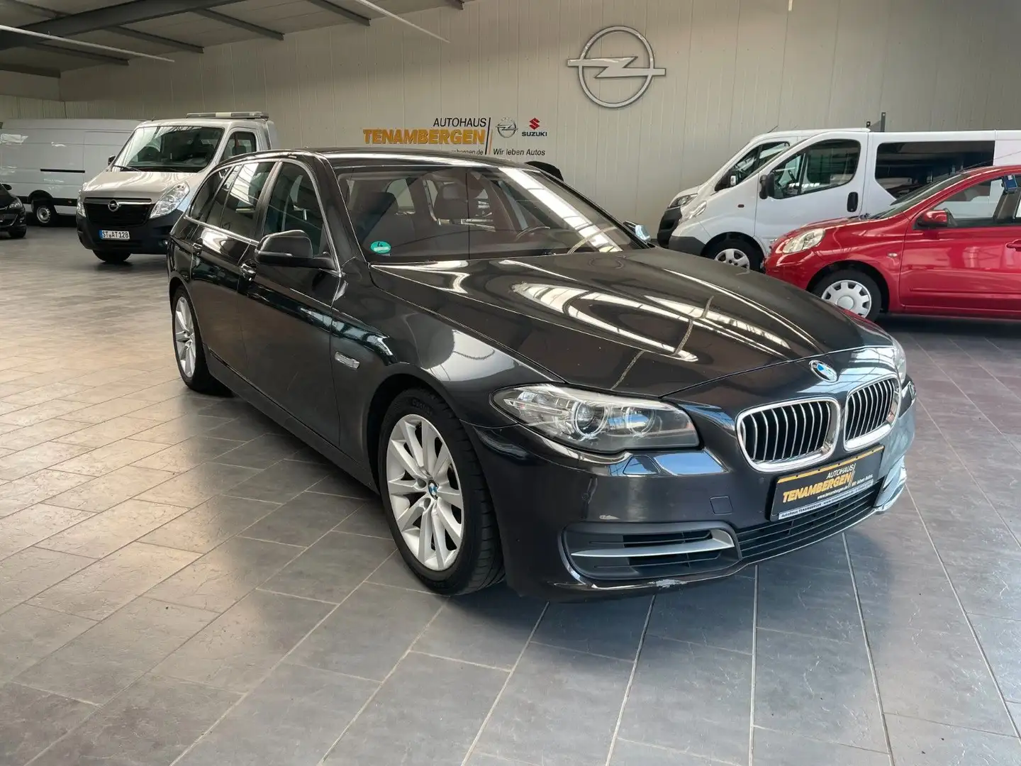 BMW 530 d Touring AHK Šedá - 1