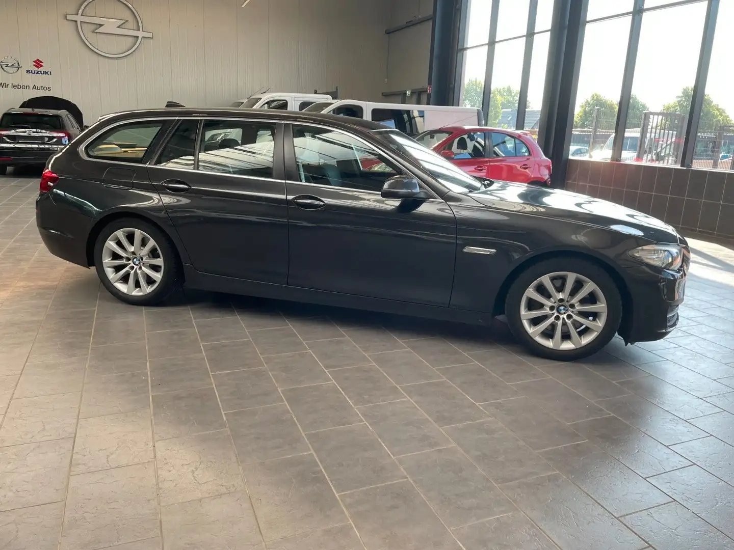 BMW 530 d Touring AHK Šedá - 2