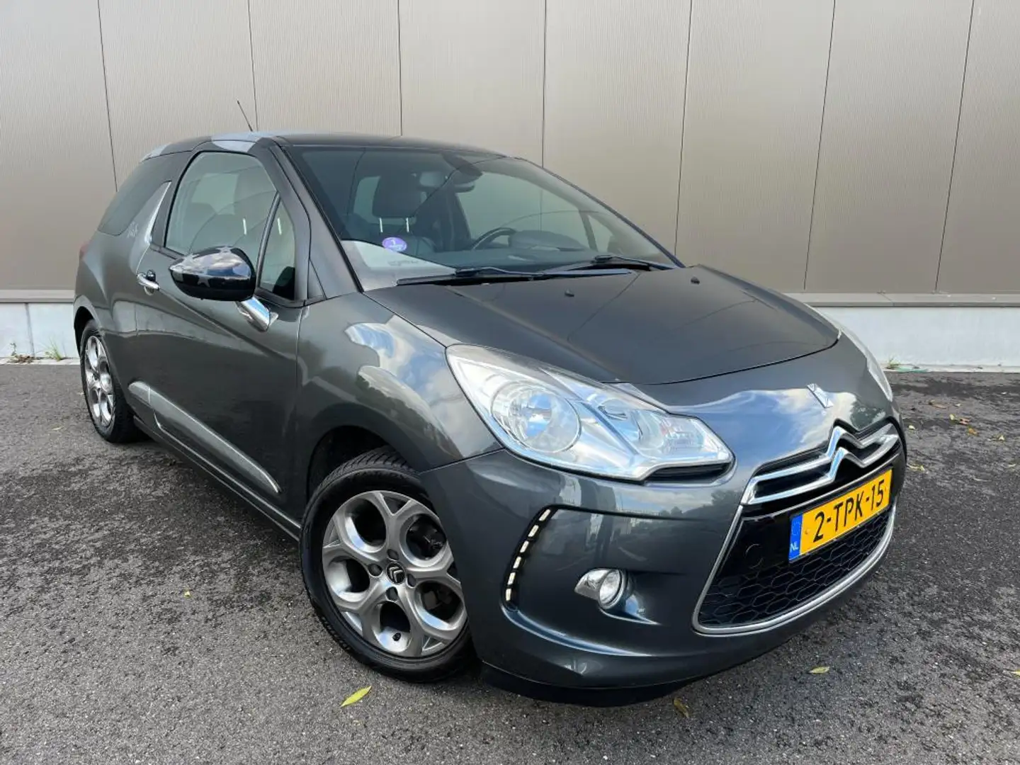Citroen DS3 1.2 VTi Fab uitvoering, eerste eigenaar! Gris - 2
