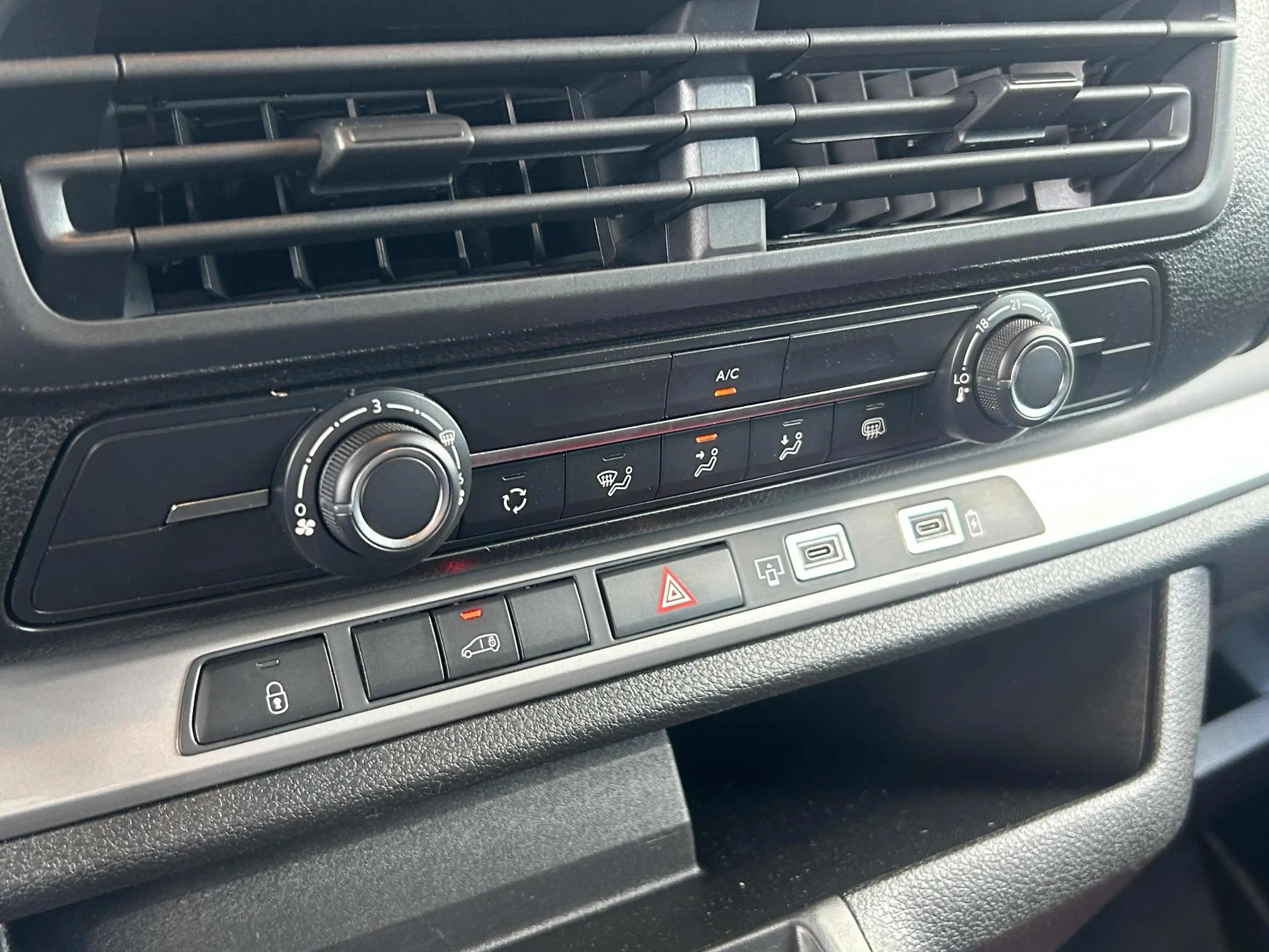 Peugeot e-Expert EV L2 75 kWh | Camera | Navigatie | Verlengde sche — photo 15