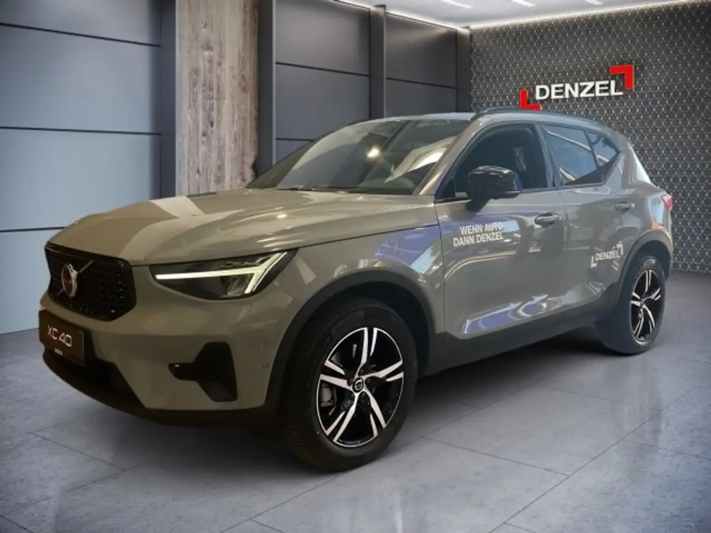 Volvo XC40 Plus, B3 Mild Hybrid, Benzin, Dark Grau - 1
