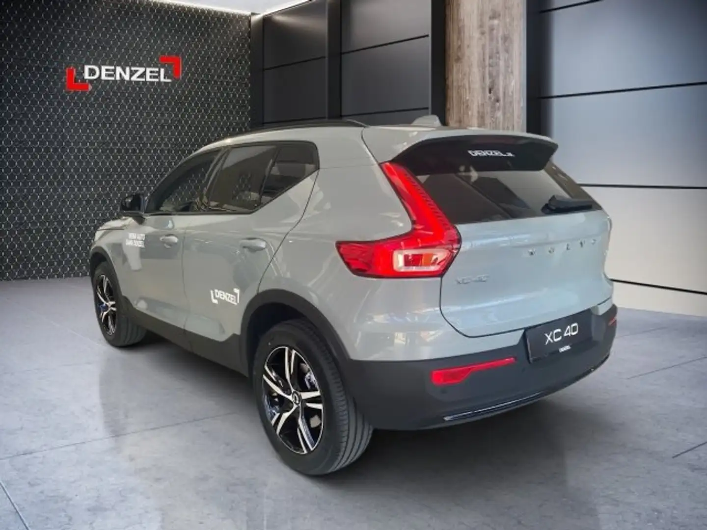 Volvo XC40 Plus, B3 Mild Hybrid, Benzin, Dark Grau - 2