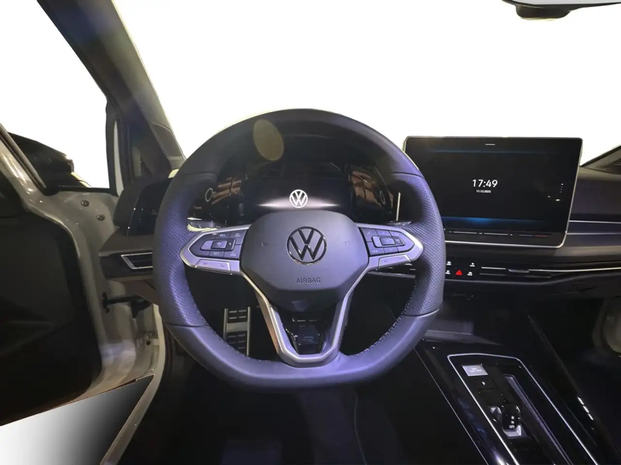 Volkswagen Golf VIII 1.5 eTSI DSG R-Line AHK*PANO*HUD*IQ-LIGHT*... 6