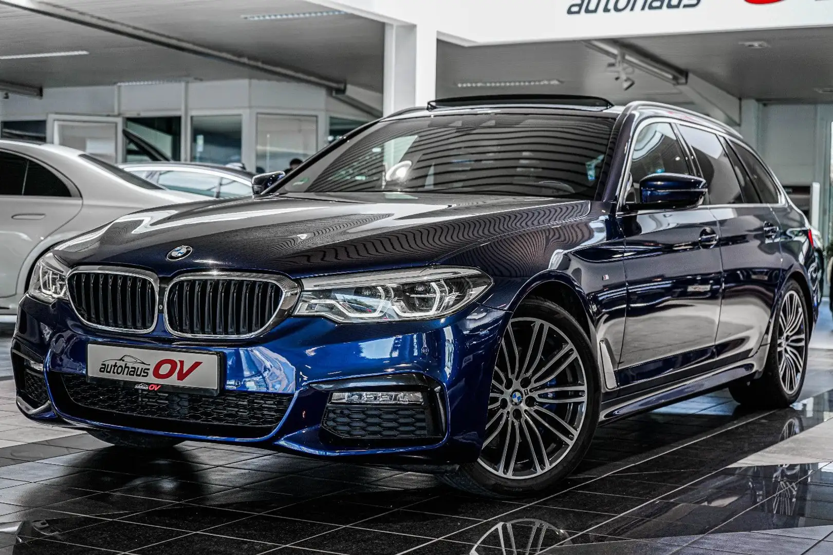 BMW 530 xd Touring M Sport*Navi*360*Head Up*Pano*LED* Modrá - 1