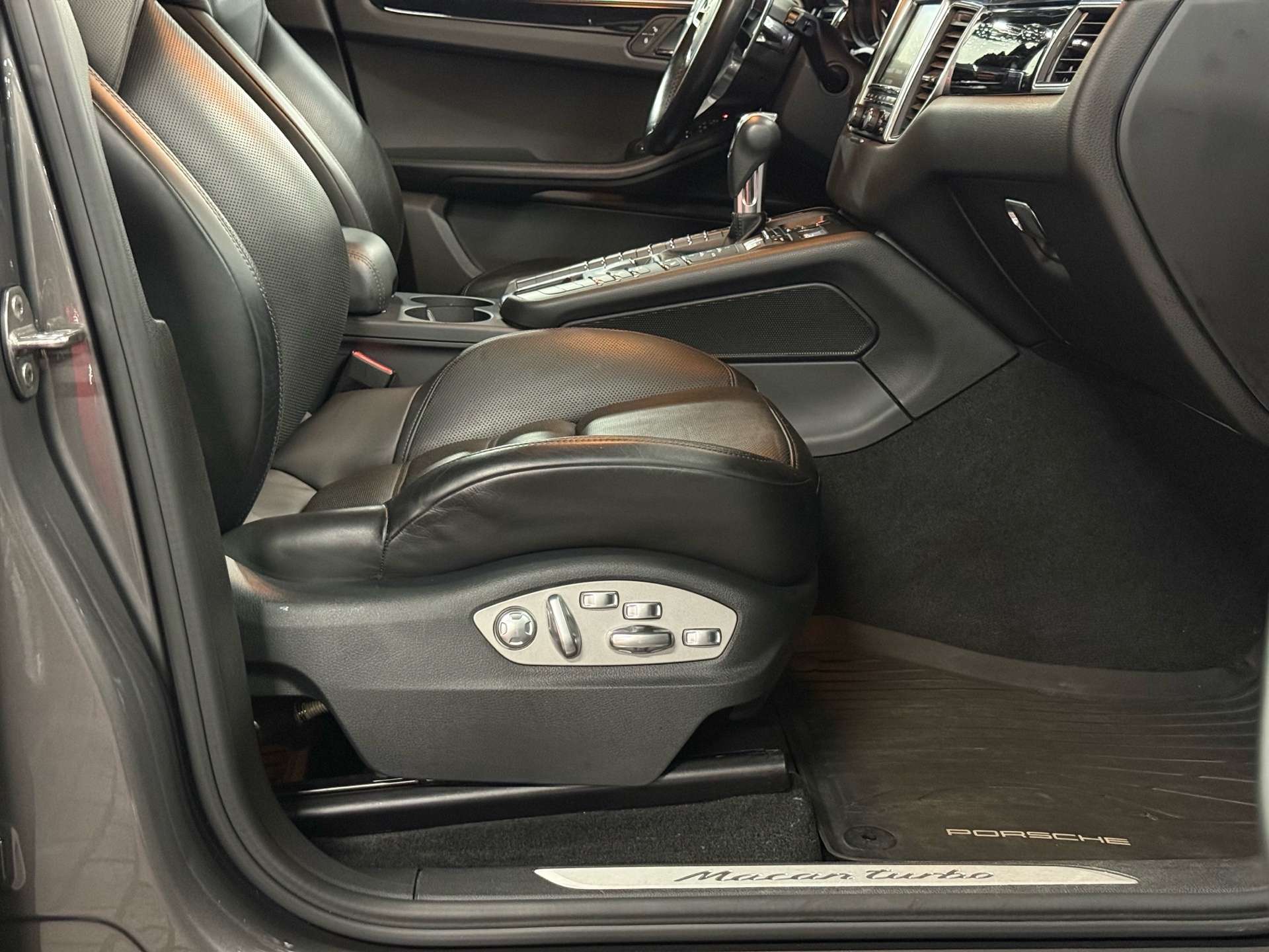 2016 Porsche Macan TURBO | SPORT CHRONO | ONE OWNER | NO ACCIDENT thumb 33