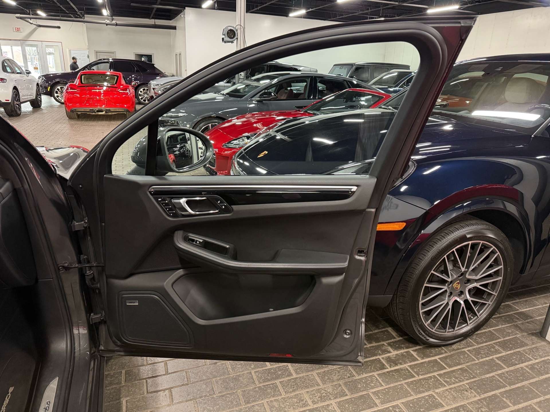 2016 Porsche Macan TURBO | SPORT CHRONO | ONE OWNER | NO ACCIDENT thumb 34