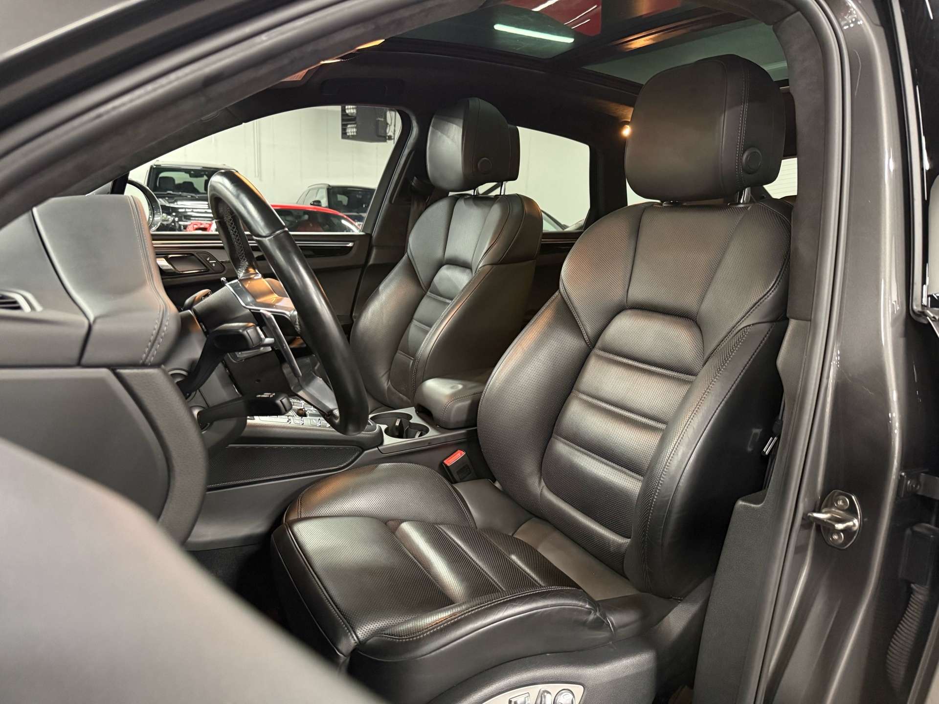 2016 Porsche Macan TURBO | SPORT CHRONO | ONE OWNER | NO ACCIDENT thumb 21