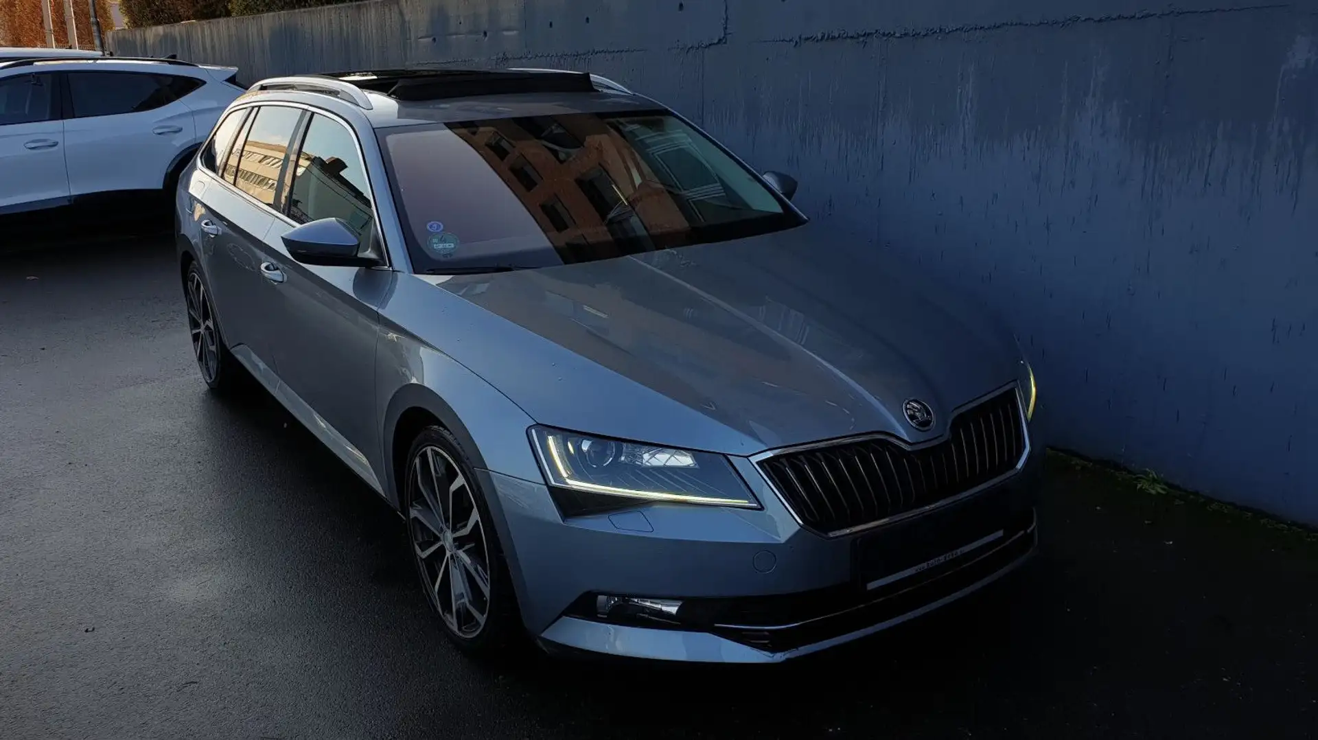 Skoda Superb 2.0 TDI DSG Style Pano/Navi+/ACC/AHK Grau - 2