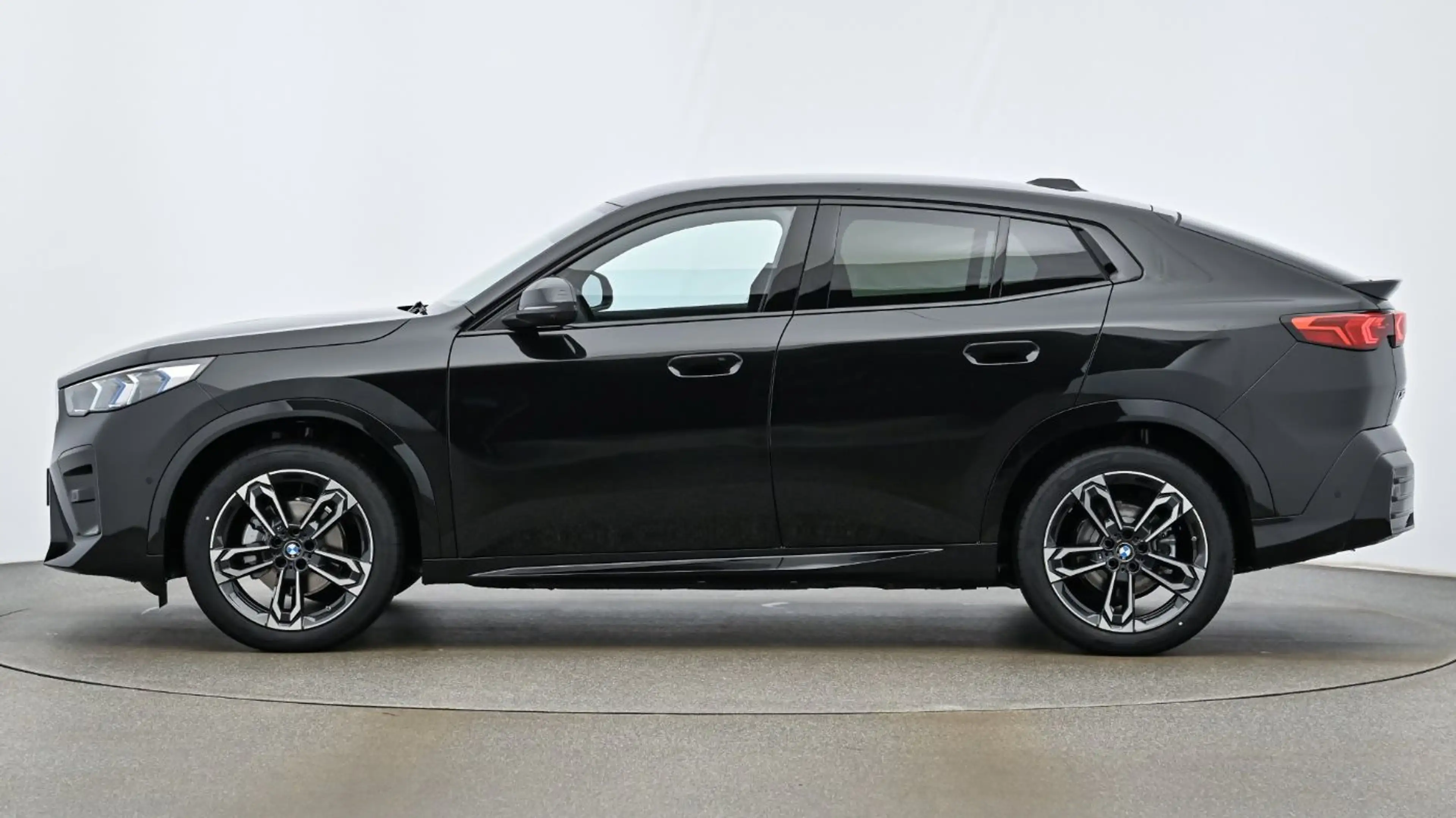 BMW iX2 eDrive 20 M-Sport xDrive KAM LED ACC HUD SHZ — photo 4