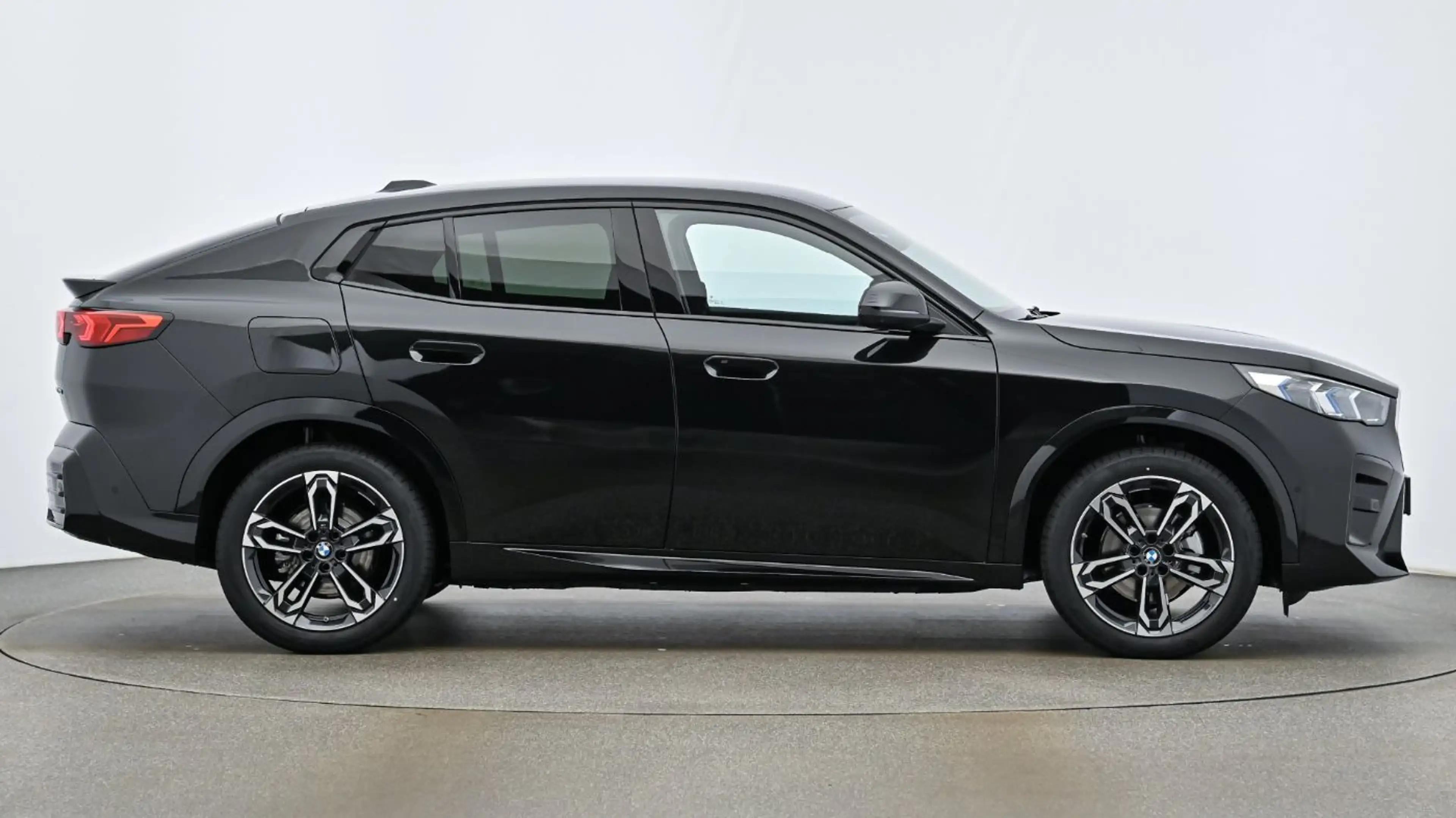 BMW iX2 eDrive 20 M-Sport xDrive KAM LED ACC HUD SHZ — photo 9