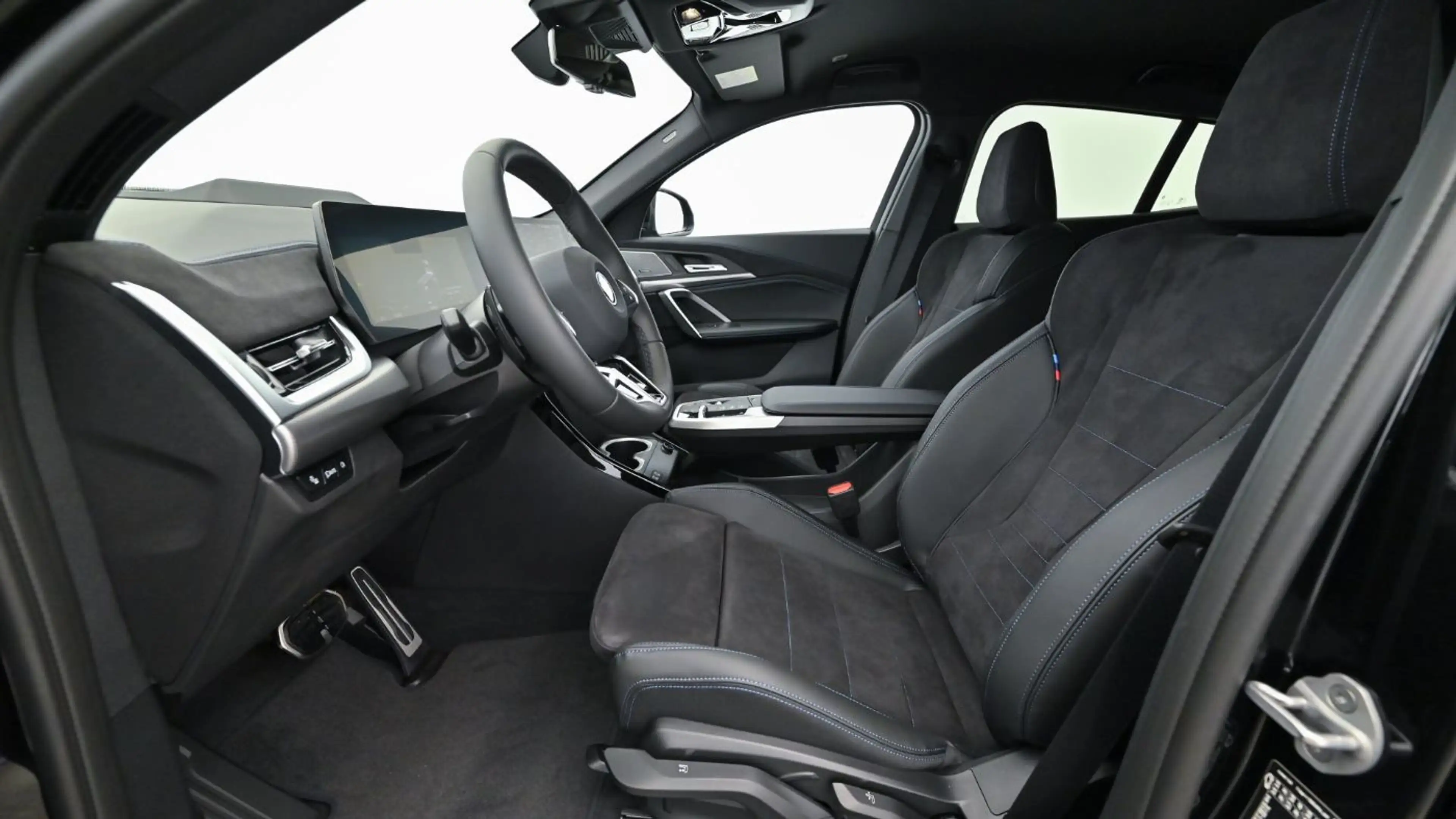 BMW iX2 eDrive 20 M-Sport xDrive KAM LED ACC HUD SHZ — photo 14