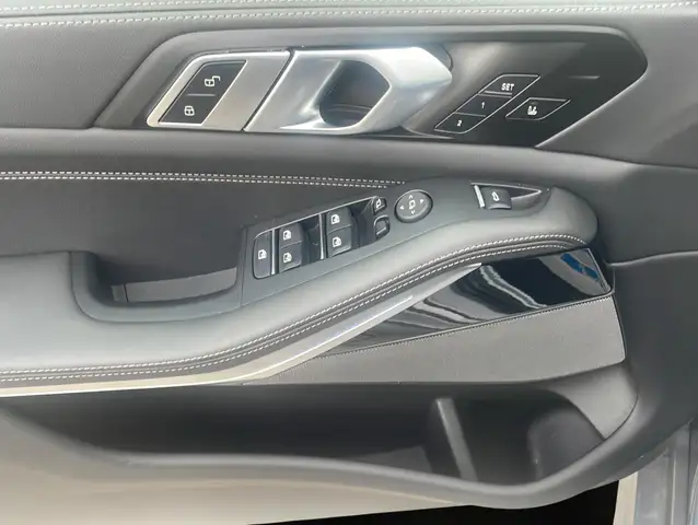 BMW X5 view 3