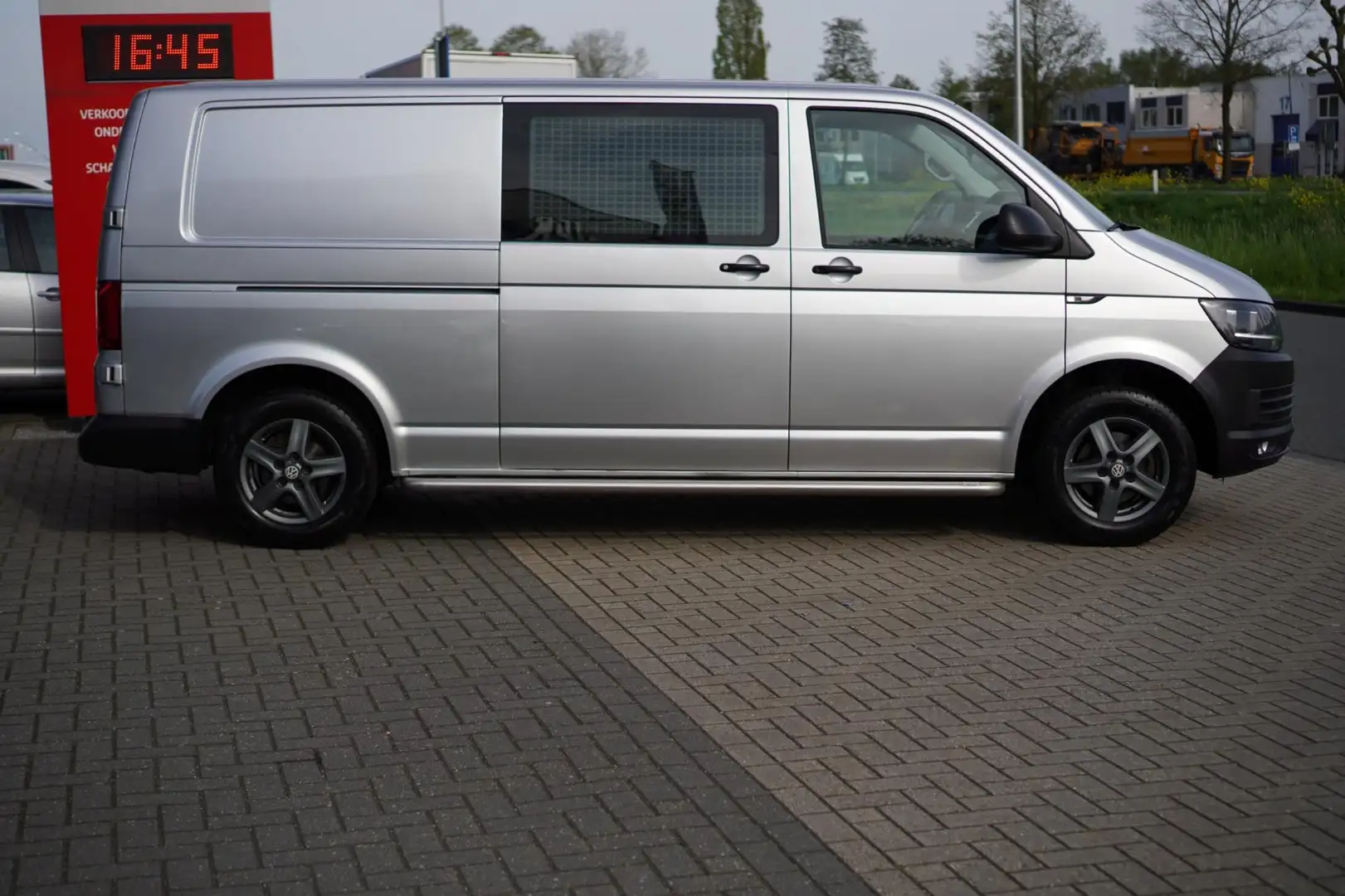 Volkswagen Transporter 2.0 TDI L2H3 Zilver - 2