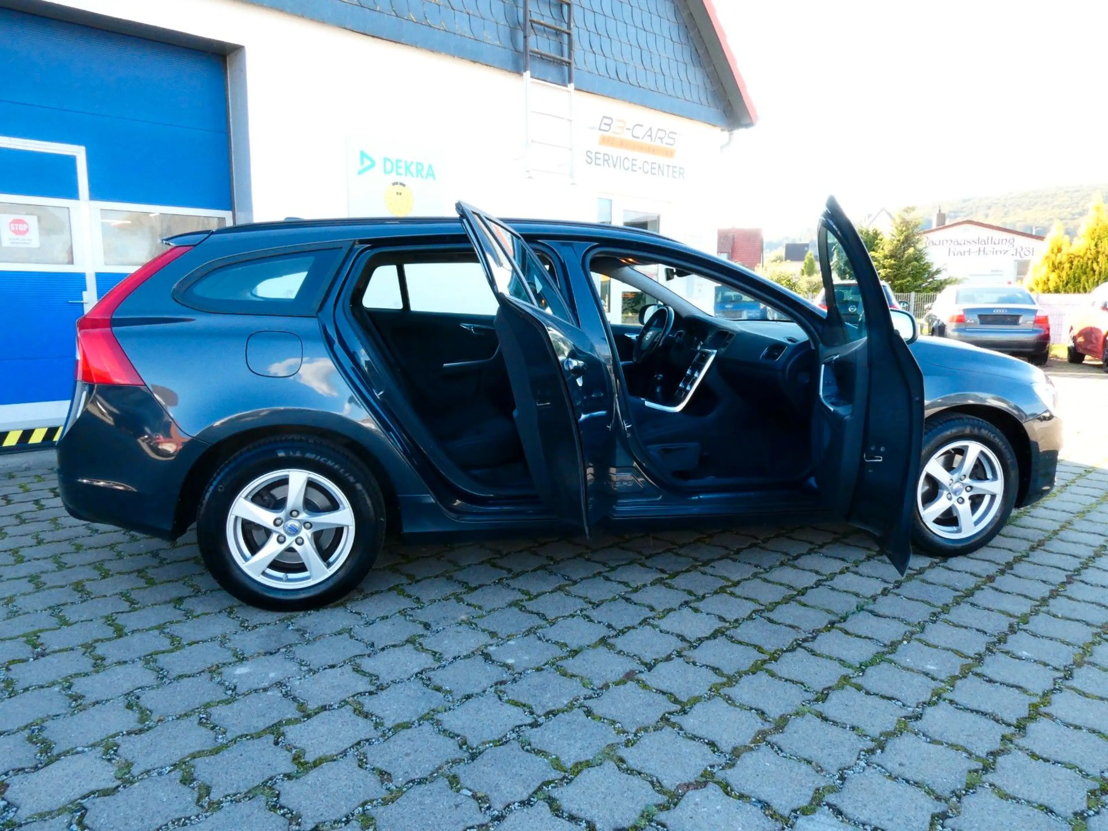 Volvo V60 Kombi Kinetic#XENON#NAVI#SHZ#2XPDC#AHK# — photo 5