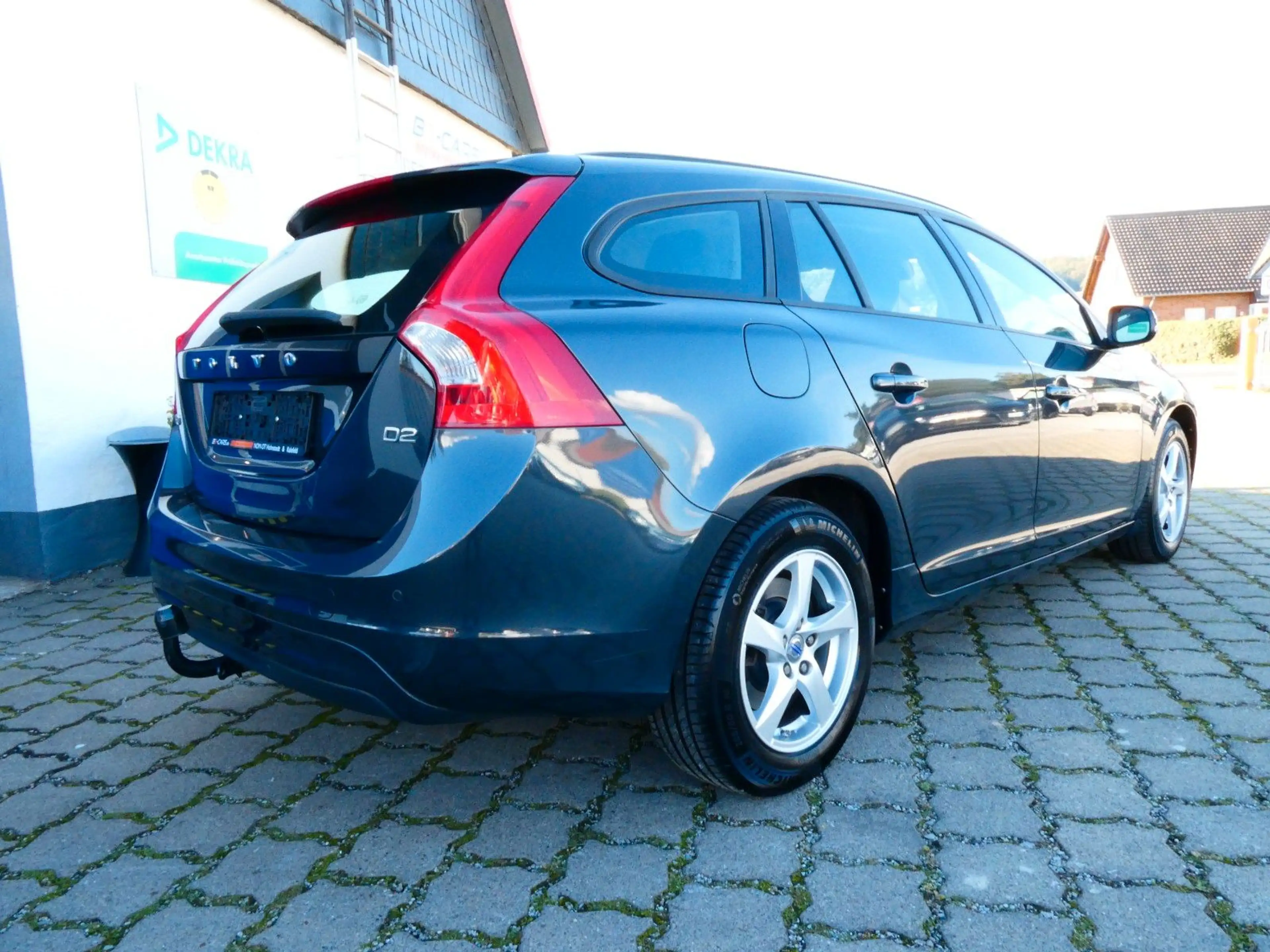 Volvo V60 Kombi Kinetic#XENON#NAVI#SHZ#2XPDC#AHK# — photo 8