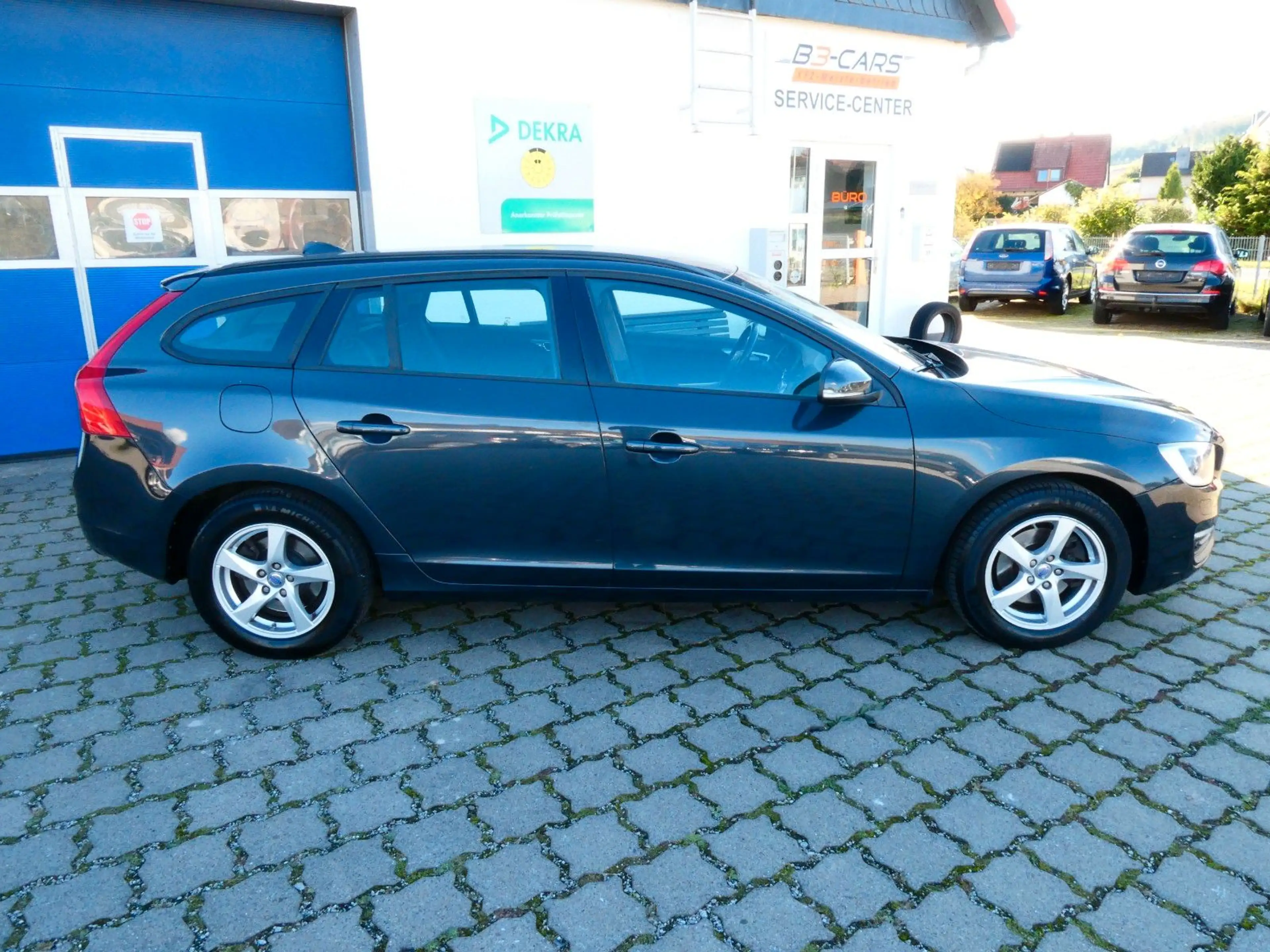 Volvo V60 Kombi Kinetic#XENON#NAVI#SHZ#2XPDC#AHK# — photo 4