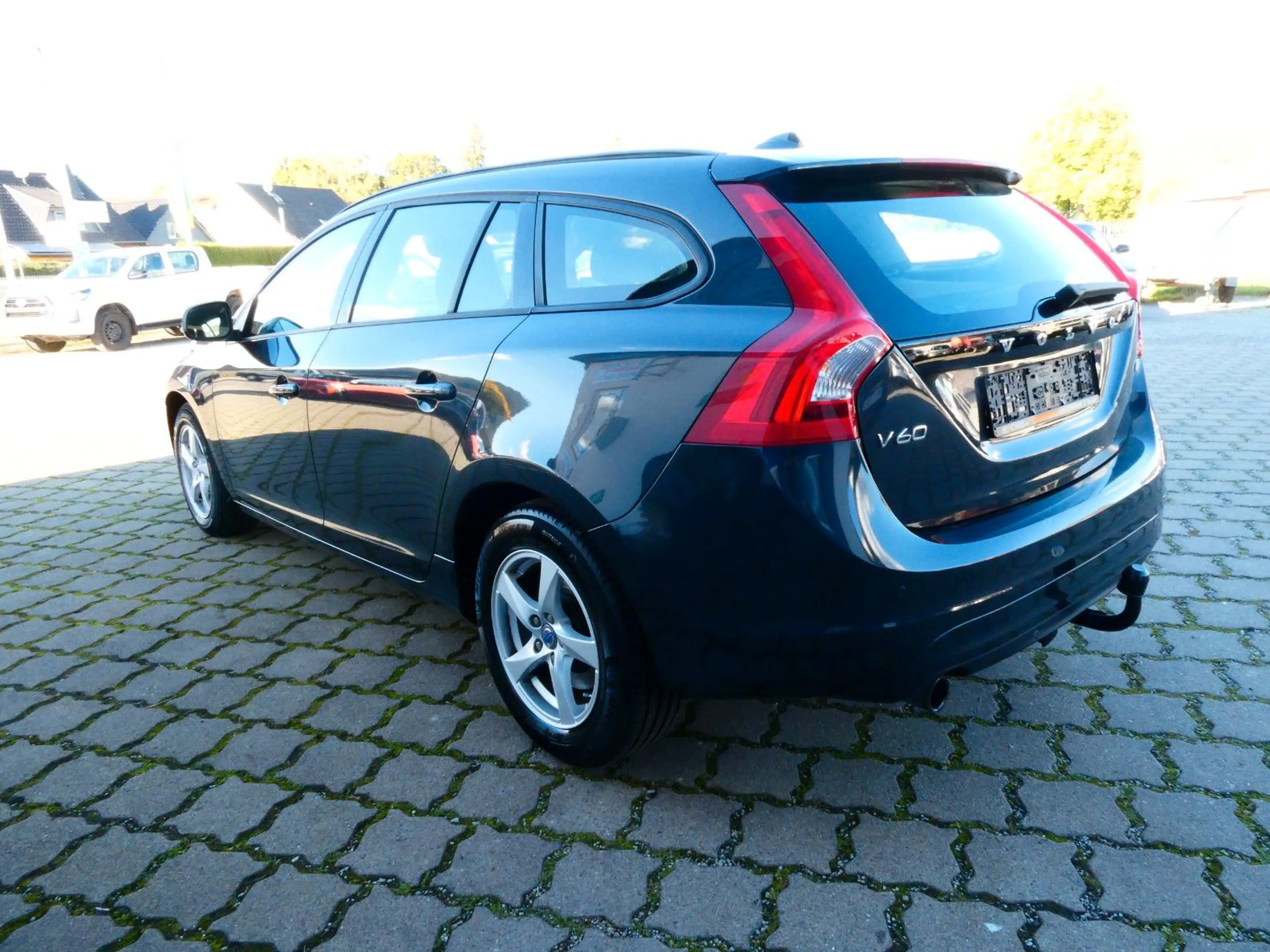 Volvo V60 Kombi Kinetic#XENON#NAVI#SHZ#2XPDC#AHK# — photo 10