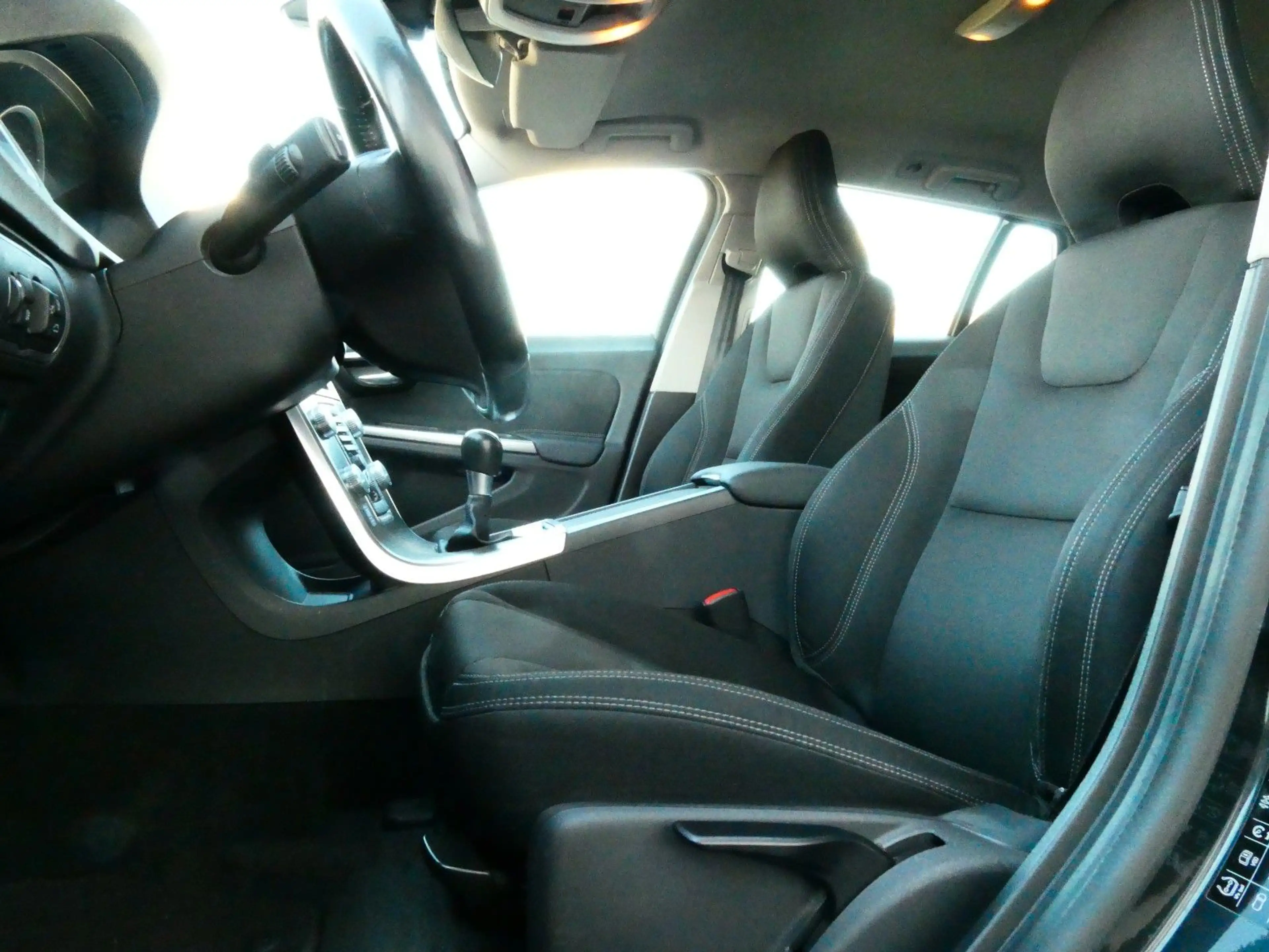 Volvo V60 Kombi Kinetic#XENON#NAVI#SHZ#2XPDC#AHK# — photo 15