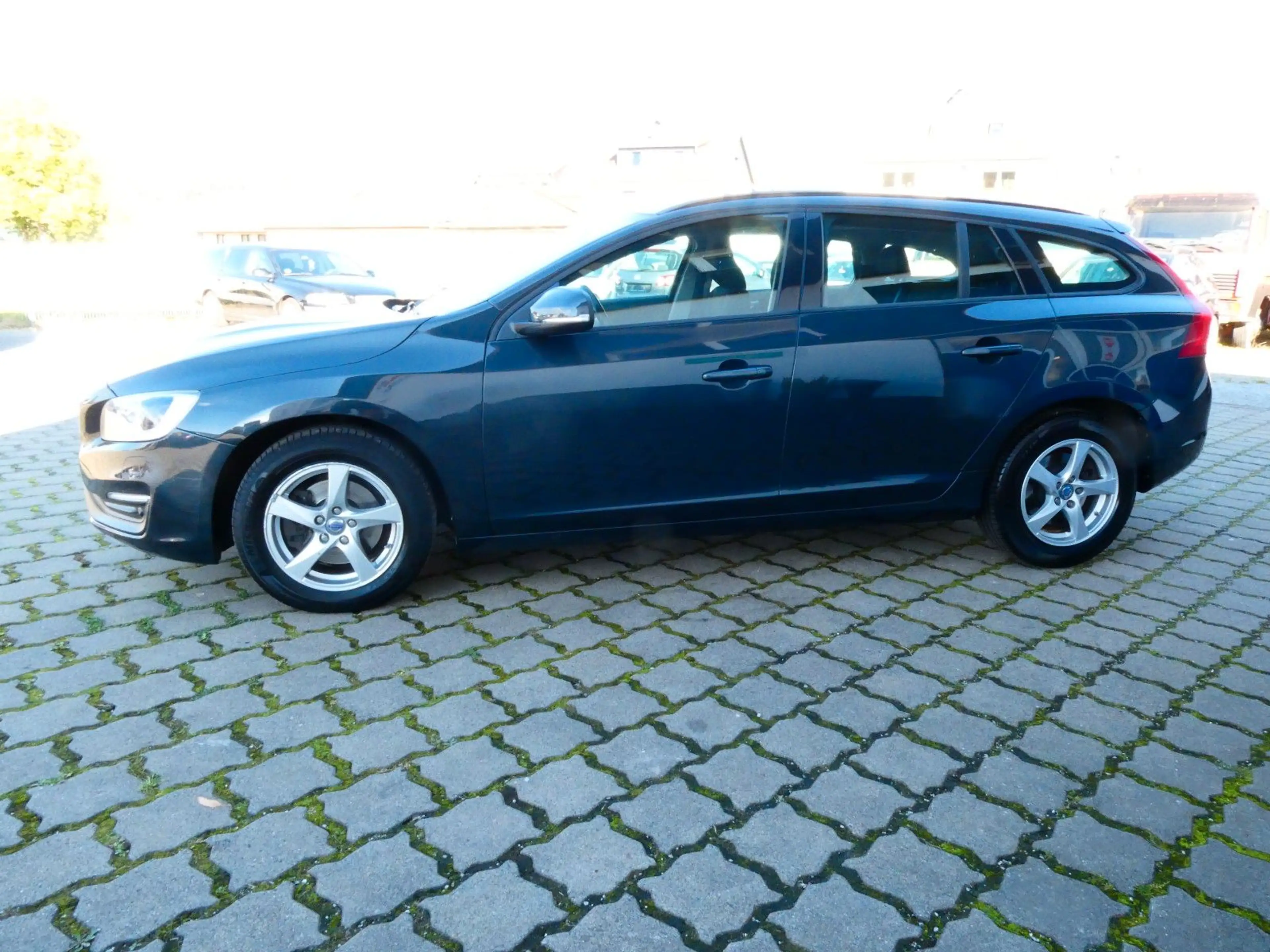 Volvo V60 Kombi Kinetic#XENON#NAVI#SHZ#2XPDC#AHK# — photo 6