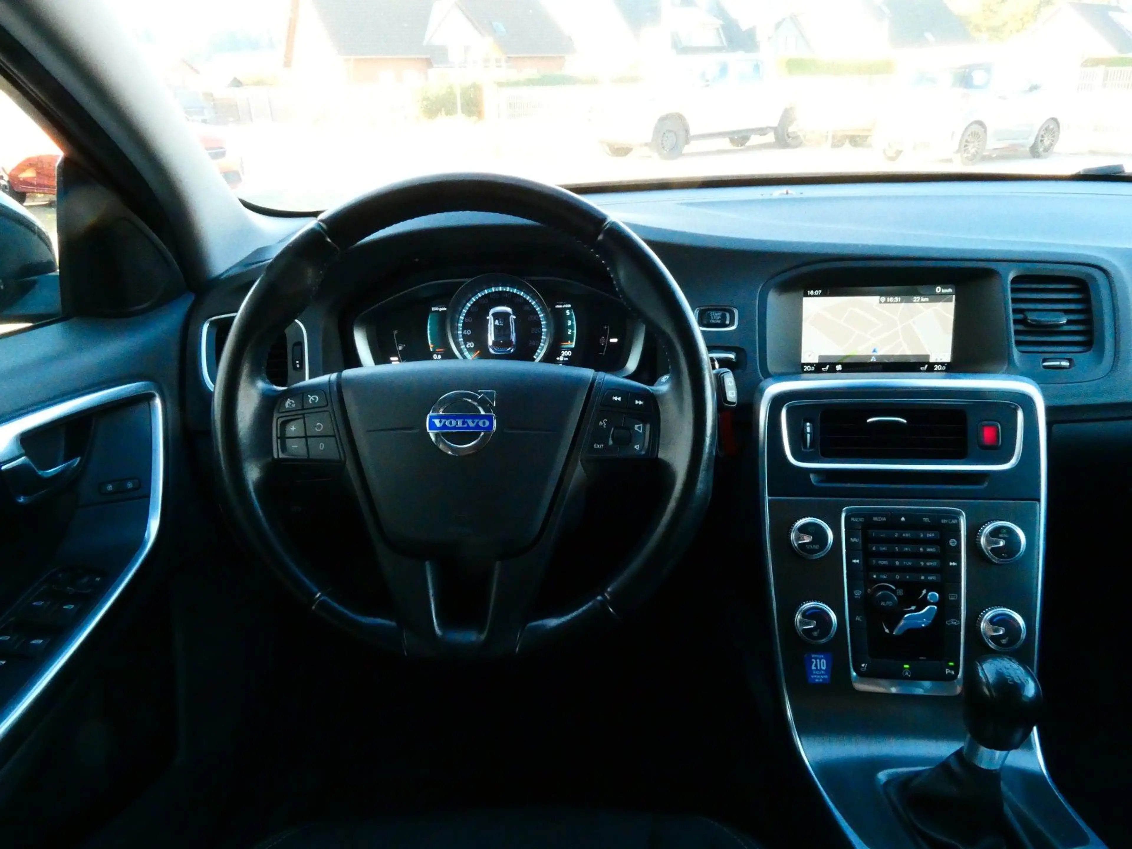 Volvo V60 Kombi Kinetic#XENON#NAVI#SHZ#2XPDC#AHK# — photo 18