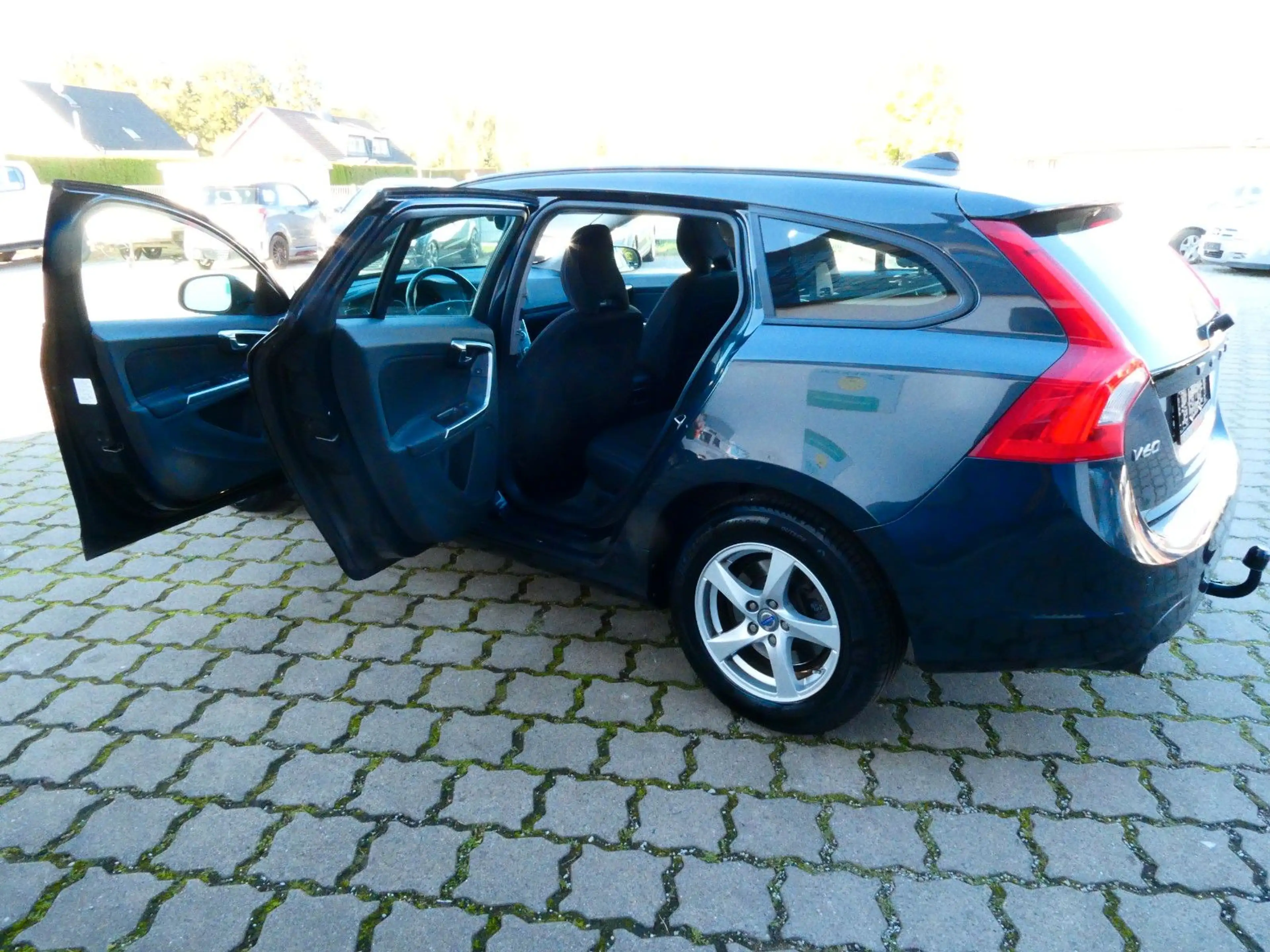 Volvo V60 Kombi Kinetic#XENON#NAVI#SHZ#2XPDC#AHK# — photo 7