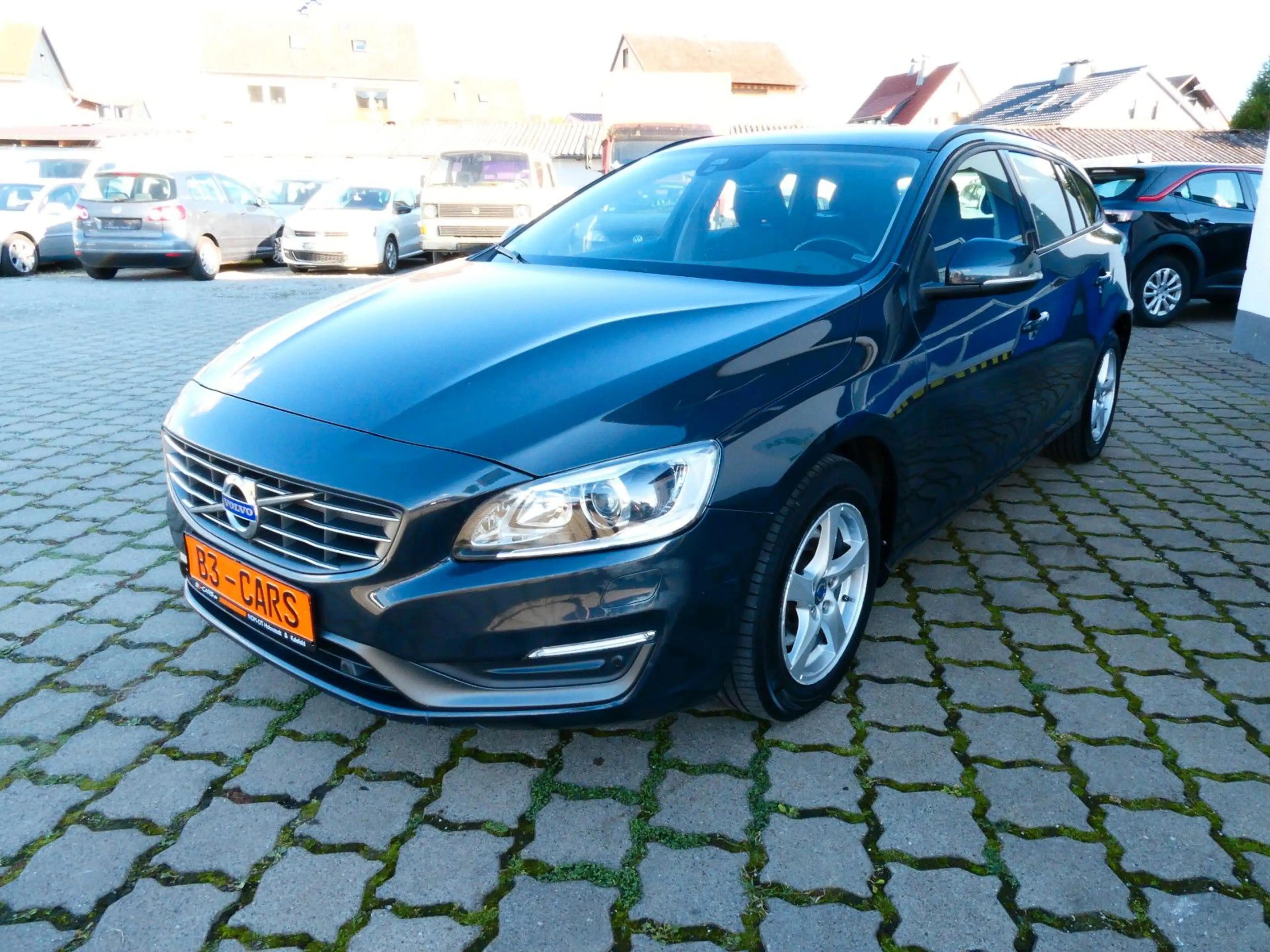 Volvo V60 Kombi Kinetic#XENON#NAVI#SHZ#2XPDC#AHK# — photo 3