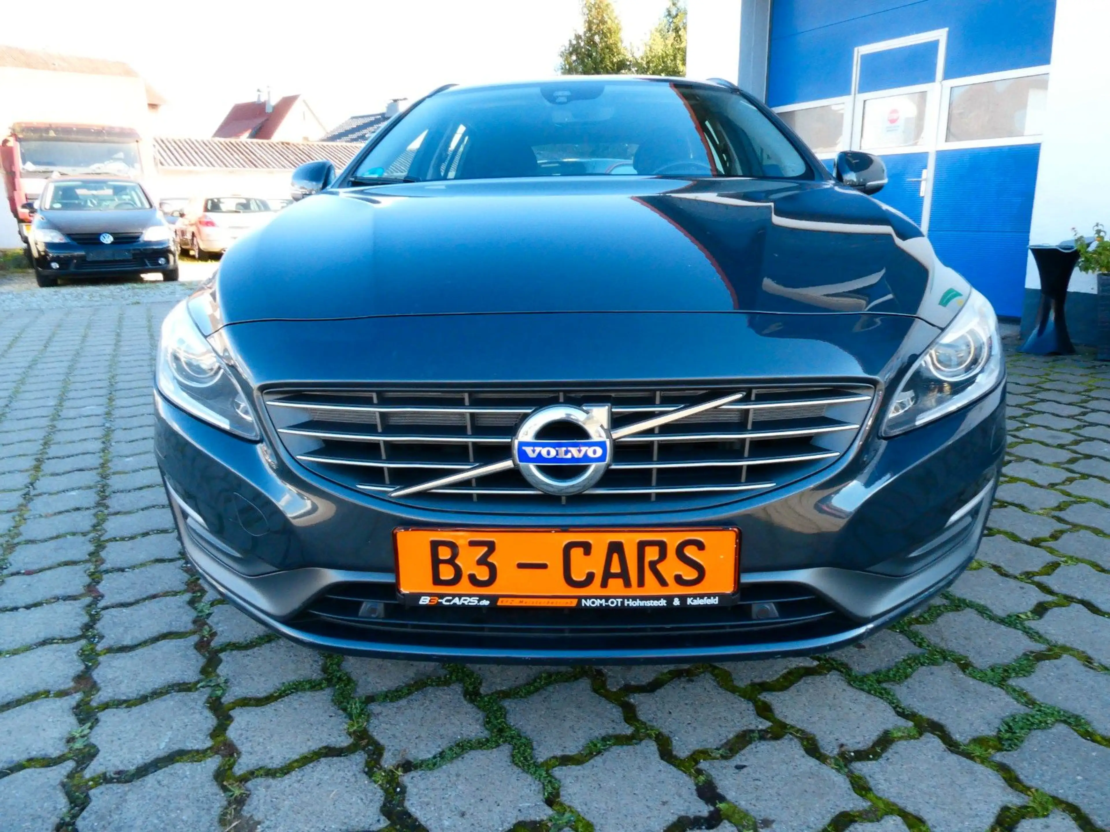 Volvo V60 Kombi Kinetic#XENON#NAVI#SHZ#2XPDC#AHK# — photo 2